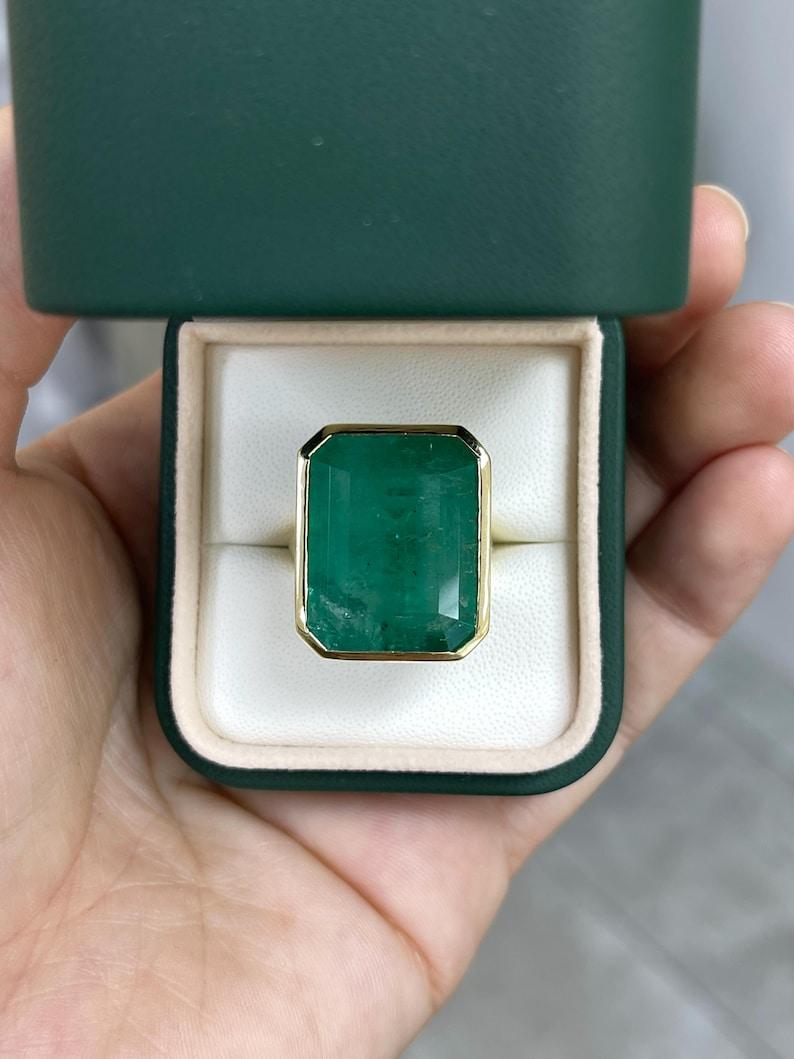Modern 25.25ct 18K Huge Emerald Solitaire Ring - Bezel Set Dark Green Unisex 750 Gold For Sale