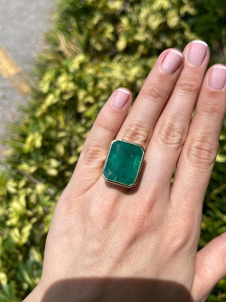 25.25ct 18K Huge Emerald Solitaire Ring - Bezel Set Dark Green Unisex 750 Gold For Sale 1