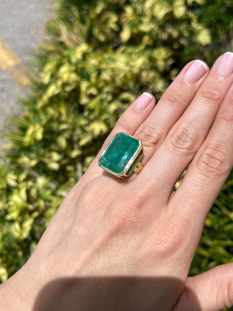 25.25ct 18K Huge Emerald Solitaire Ring - Bezel Set Dark Green Unisex 750 Gold For Sale 2