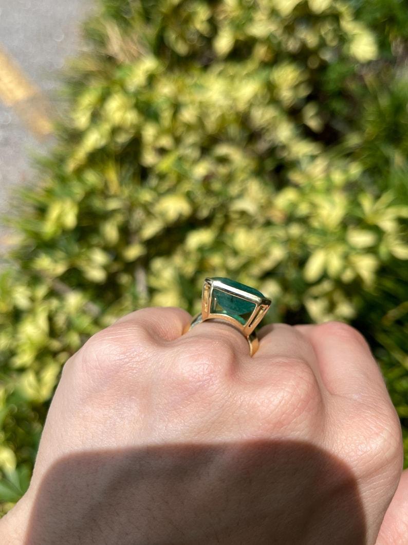 25.25ct 18K Huge Emerald Solitaire Ring - Bezel Set Dark Green Unisex 750 Gold For Sale 3