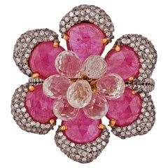 Anello con rubino e zaffiro bianco dal design floreale in stile vittoriano
