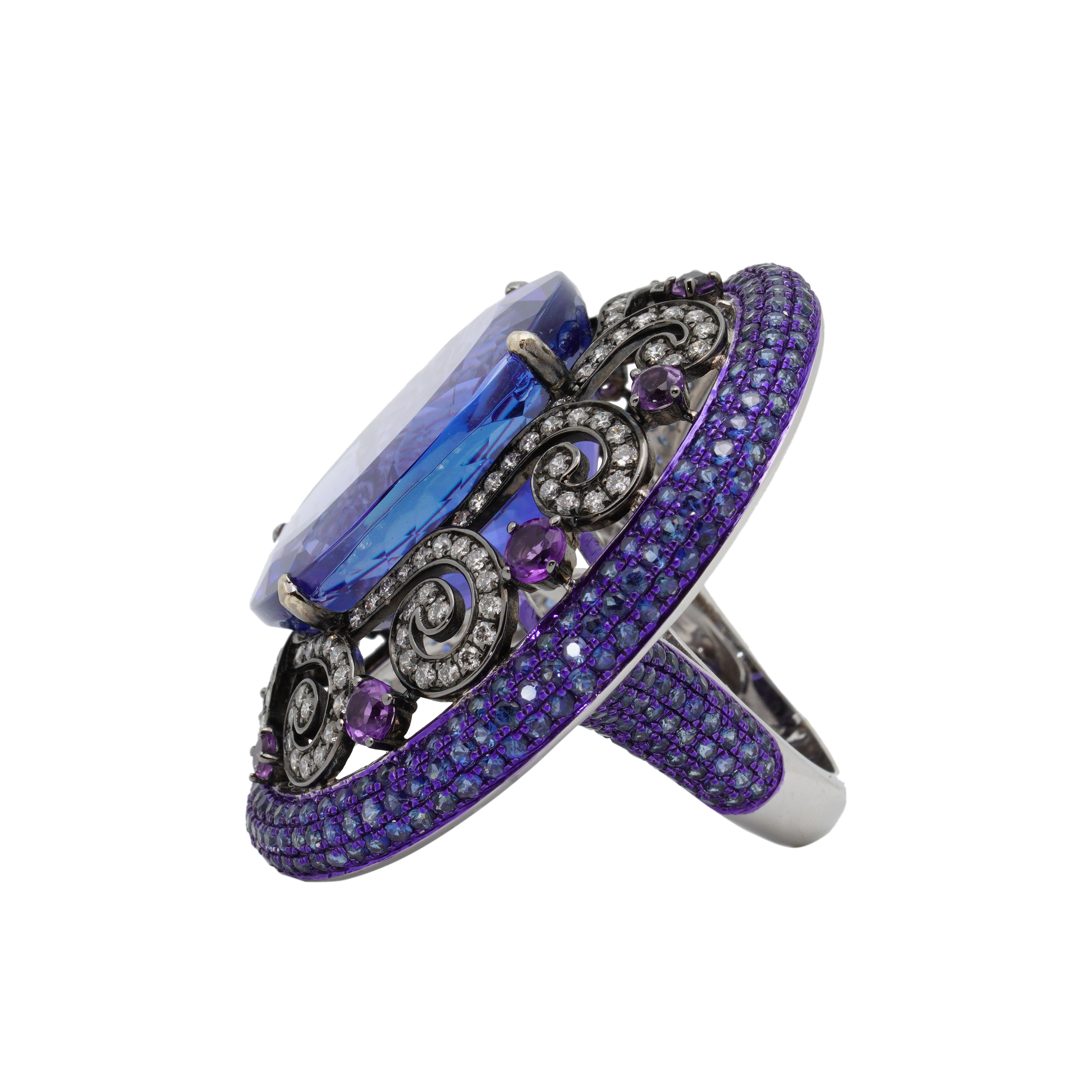 Der Blue Butterfly Pea Ring aus der Garden of Myth Collection'S von Austy Lee hat ein ovales Gesicht, das an ein Auge erinnert und in dessen Zentrum ein atemberaubender Tansanit im Ovalschliff steht.

Die Farbpalette fängt die bezaubernden