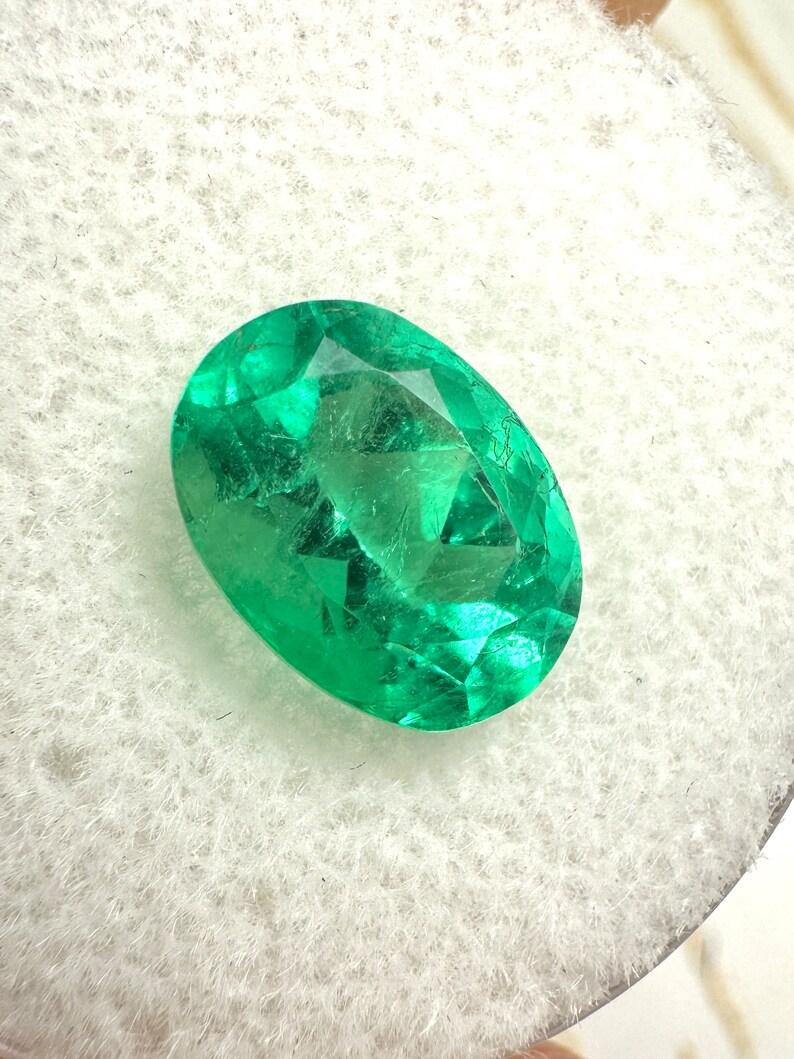 A. Stone: Smeraldo
Peso: 2,52 carati
Forma: Taglio ovale
Chiarezza: Trasparente
Lucentezza: Molto buono
Colore: Verde giallastro
Misure: 9,90 mm x 7,36 mm x 6,04 mm
Origine geografica: Colombia
Trattamento: Naturale, oliatura

Commenti: A causa