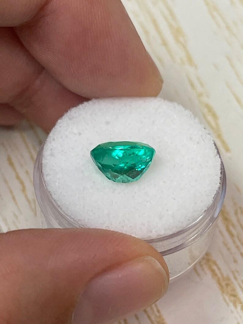 Donna 2,52 ct 10x7 Smeraldo colombiano sfuso verde intenso - Pietra di nascita di maggio dal taglio ovale in vendita