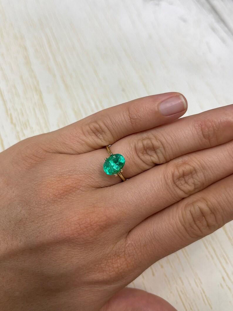 2,52 ct 10x7 Smeraldo colombiano sfuso verde intenso - Pietra di nascita di maggio dal taglio ovale in vendita 1