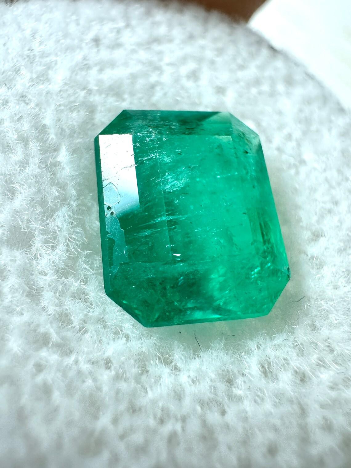 Stein: Smaragd
Gewicht: 2,52 Karat
Form: Smaragd-Schliff
Klarheit: Semi-Transparent
Lüster: Sehr gut
Farbe: Lebhaftes gelbliches Grün
Abmessungen: 9,39 mm x 7,71 mm x 5,37 mm
Geografische Herkunft: Kolumbien
Behandlung: Natürlich, Mäßig Öl,