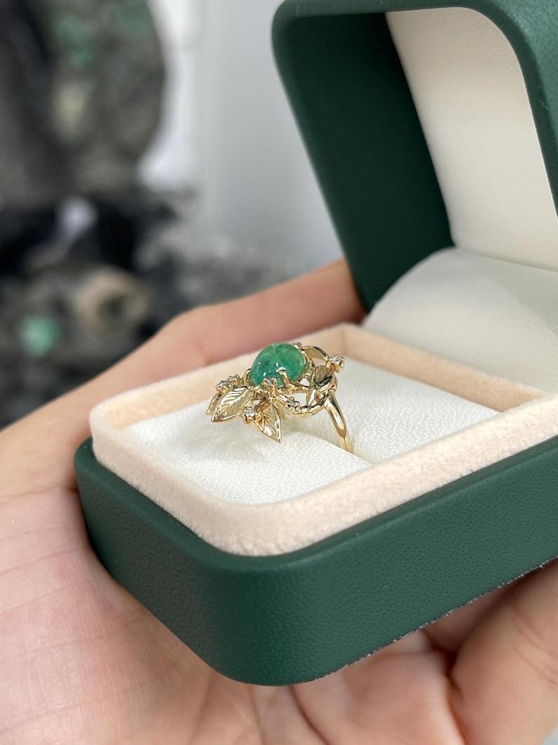 Anello floreale con smeraldo ovale cabochon e diamante da 2,52tcw 14K - Design/One 585 Oro in vendita 4