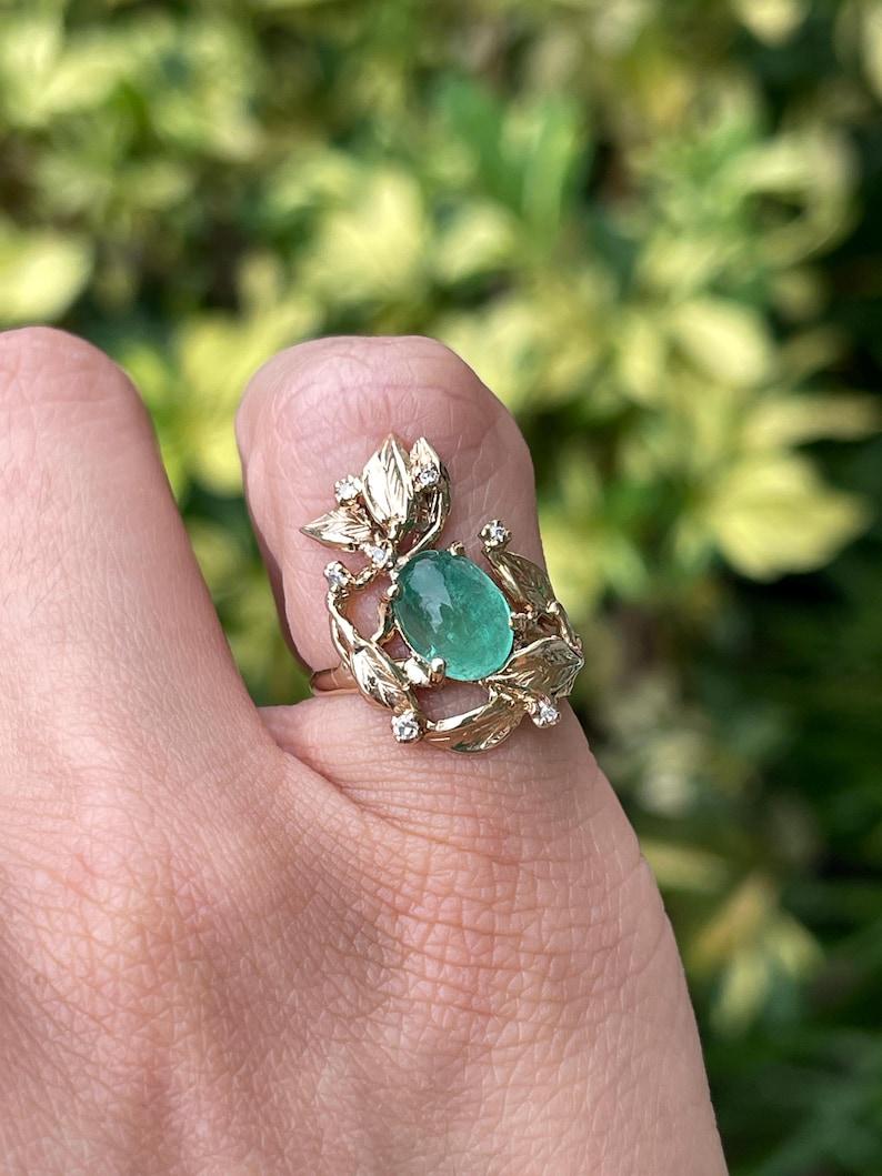 Anello floreale con smeraldo ovale cabochon e diamante da 2,52tcw 14K - Design/One 585 Oro in vendita 1
