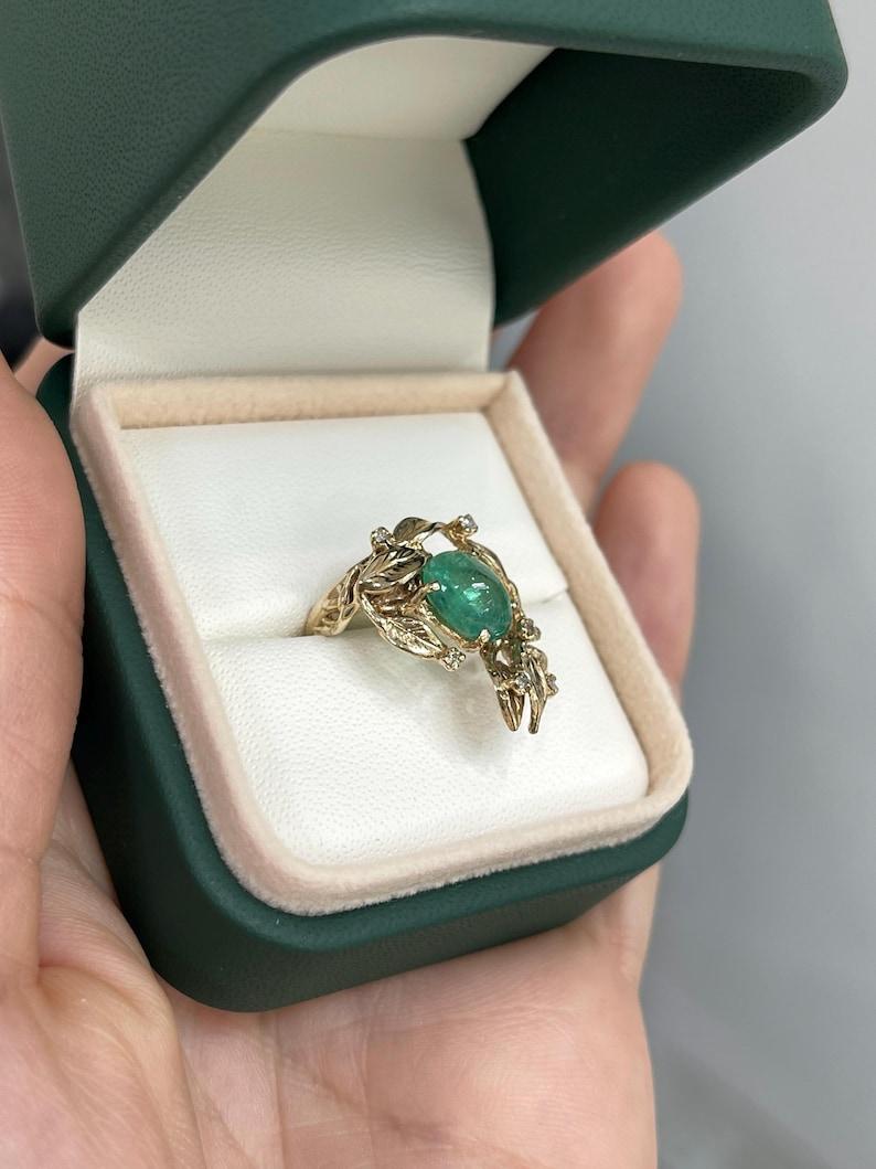 Anello floreale con smeraldo ovale cabochon e diamante da 2,52tcw 14K - Design/One 585 Oro in vendita 3