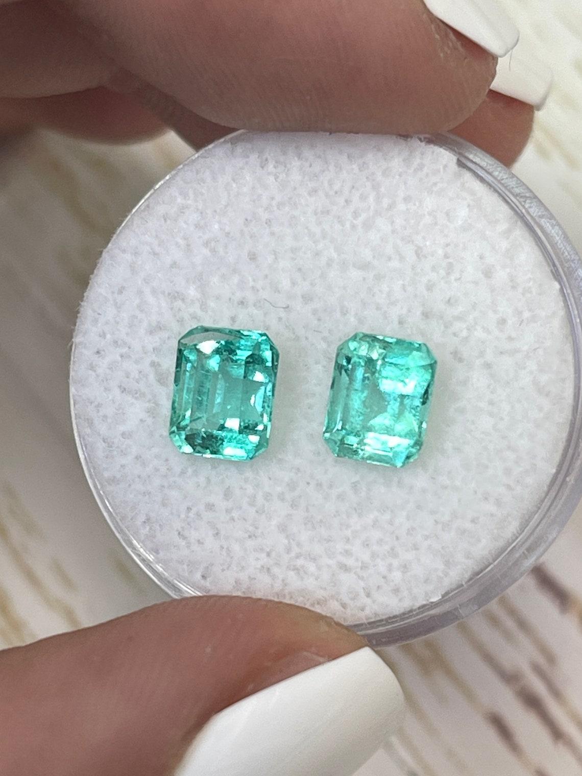 A. Stone: Smeraldo
Peso totale: 2,52-tcw
Forma: Taglio smeraldo
Chiarezza: Trasparente
Lucentezza: Molto buono
Colore: Verde pastello bluastro
Misure: 6.76mm x 5.51mm x 4.74mm // 6.98mm x 5.60mm x 4.59mm
Origine geografica: Colombia
Trattamento: