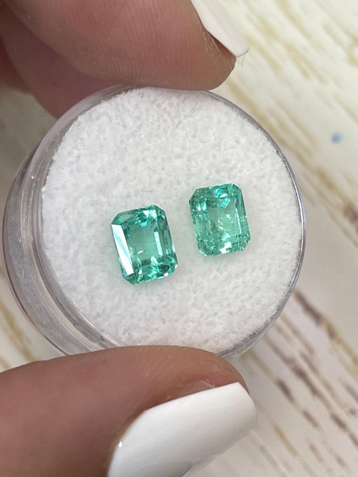 Taglio smeraldo 2,52tcw 7x5,5 Smeraldi colombiani verdi abbinati - Coppia di smeraldi tagliati originali sfusi in vendita