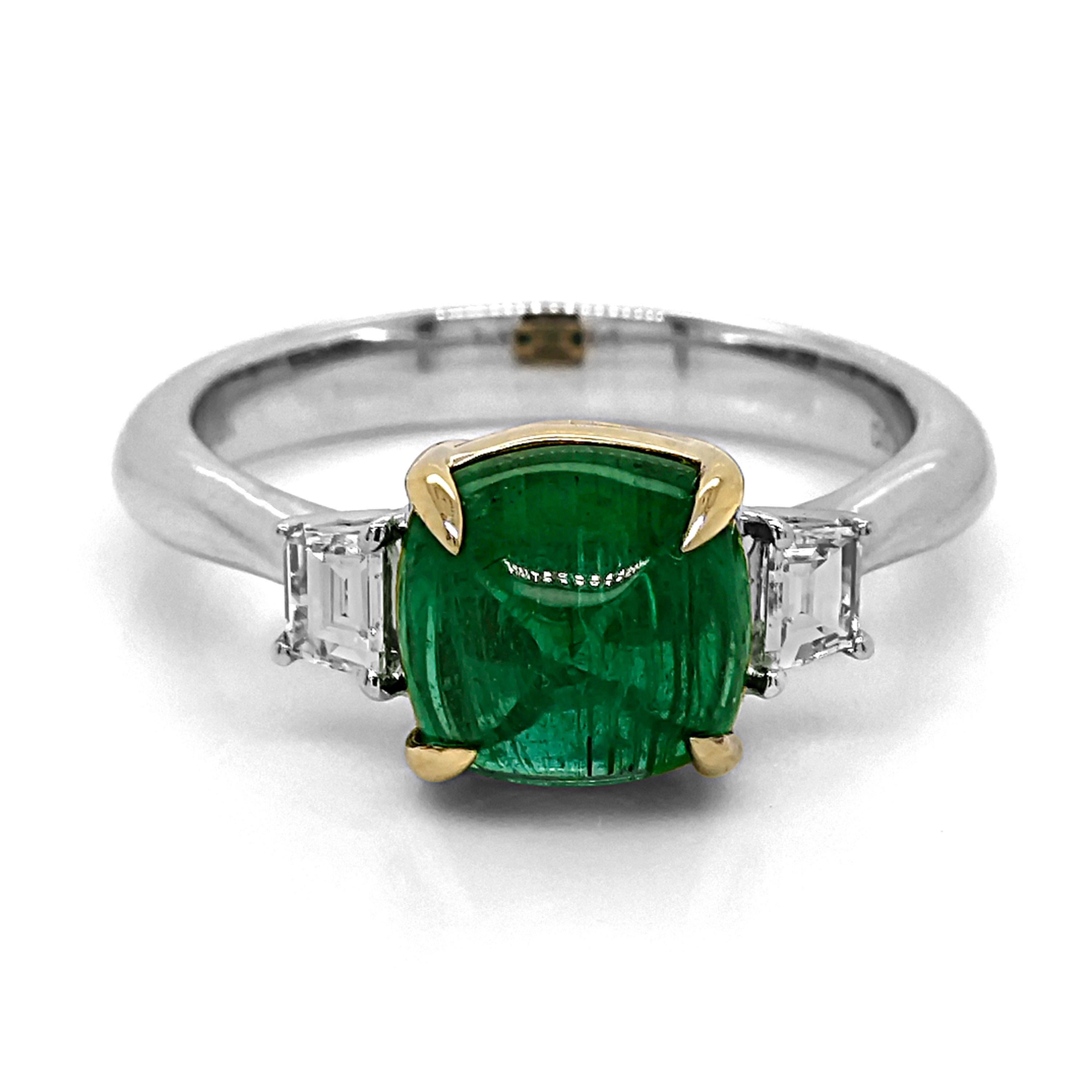 Taille cabochon « sugarloaf » Bague en or blanc et jaune avec émeraude de 2.53 carats et diamant blanc en vente