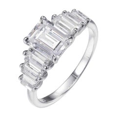 Bague de fiançailles avec diamant zirconia taille baguette conique et émeraude 2,53 carats