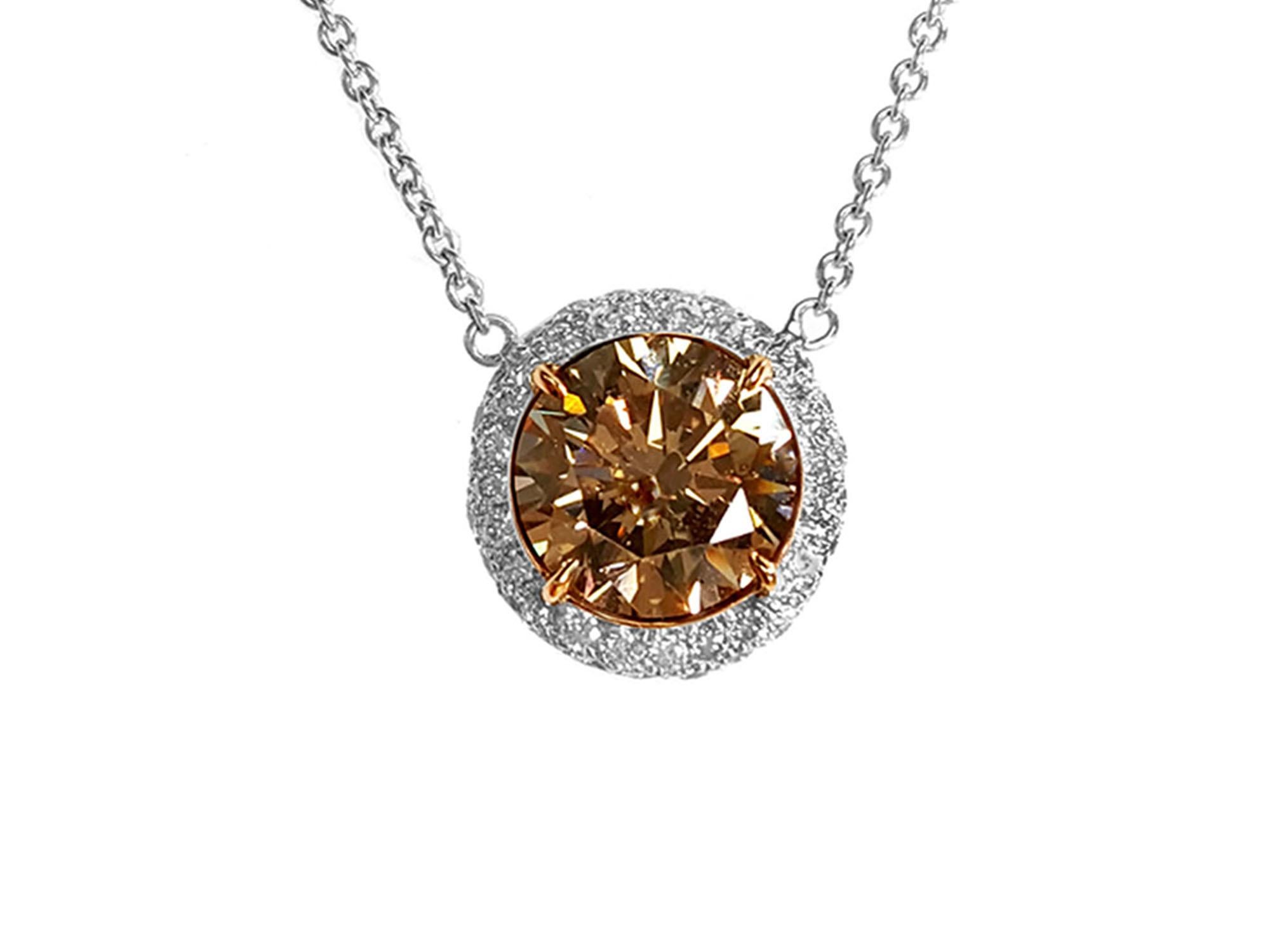 Contemporaneo Collana con diamante aureolato marrone da 2,53 carati in oro 18 carati certificato GIA in vendita
