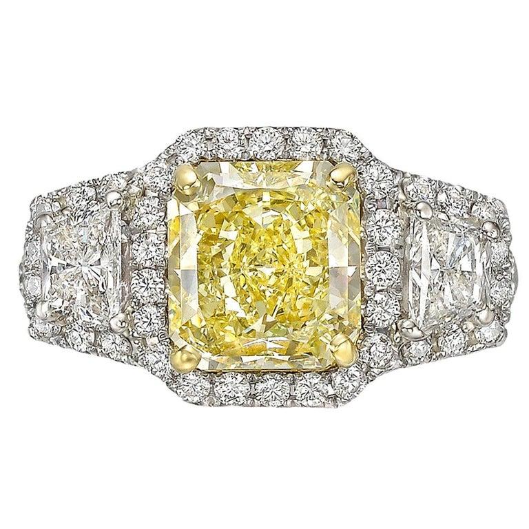 2.53 Carat Fancy Yellow Diamond Halo Ring 'VS2' In Excellent Condition For Sale In Greenwich, CT