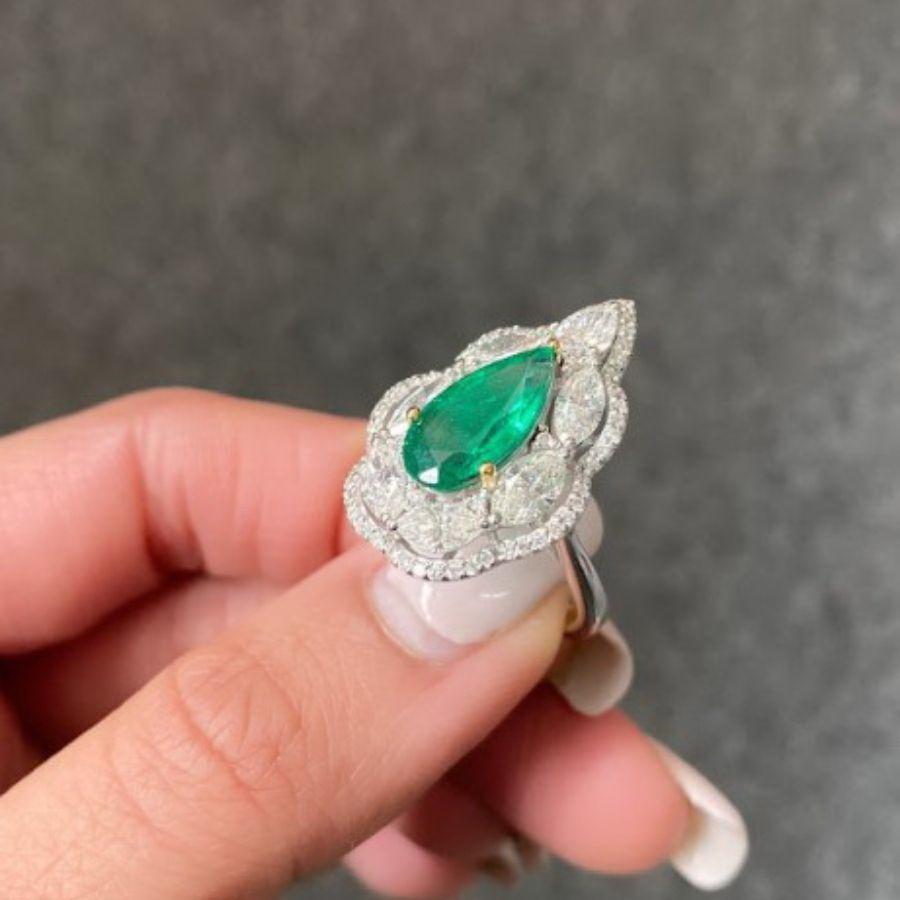 2,53 Karat birnenförmiger Smaragd- und Diamant-Cocktail-Verlobungsring (Tropfenschliff) im Angebot