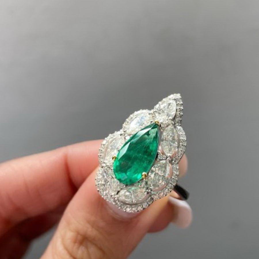 2,53 Karat birnenförmiger Smaragd- und Diamant-Cocktail-Verlobungsring im Zustand „Neu“ im Angebot in Bangkok, Thailand