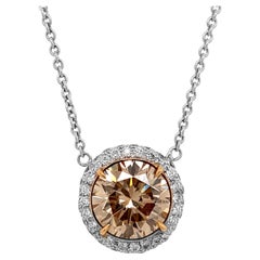 Collier à pendentif halo en diamant brun brillant rond de 2,53 carats, serti en or 18 carats.