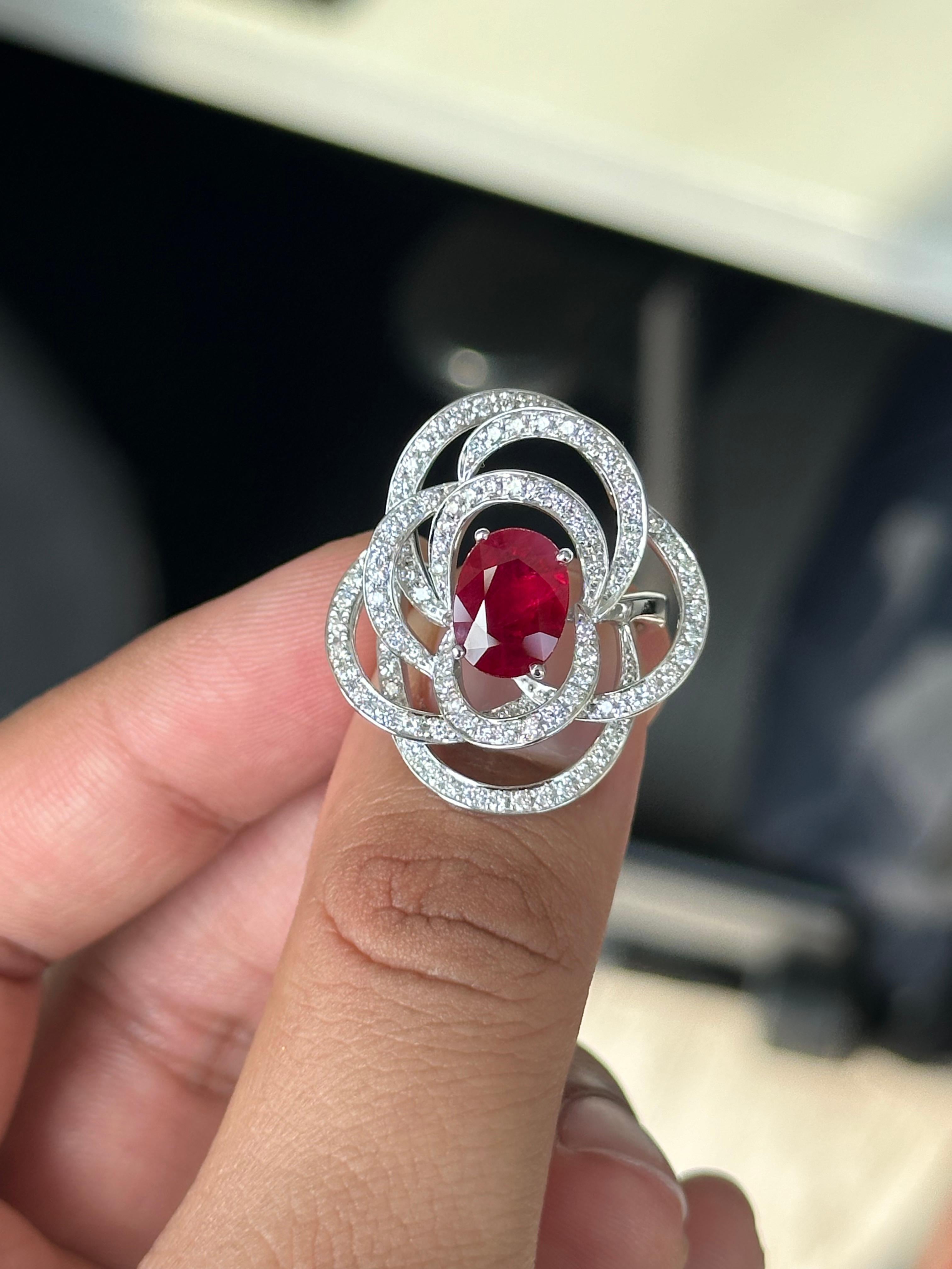 Faites une impression durable avec cette époustouflante bague de déclaration en rubis et diamants, conçue pour rayonner d'une élégance intemporelle et d'une sophistication audacieuse. Au cœur de la pièce se trouve un vif rubis naturel de 2,53