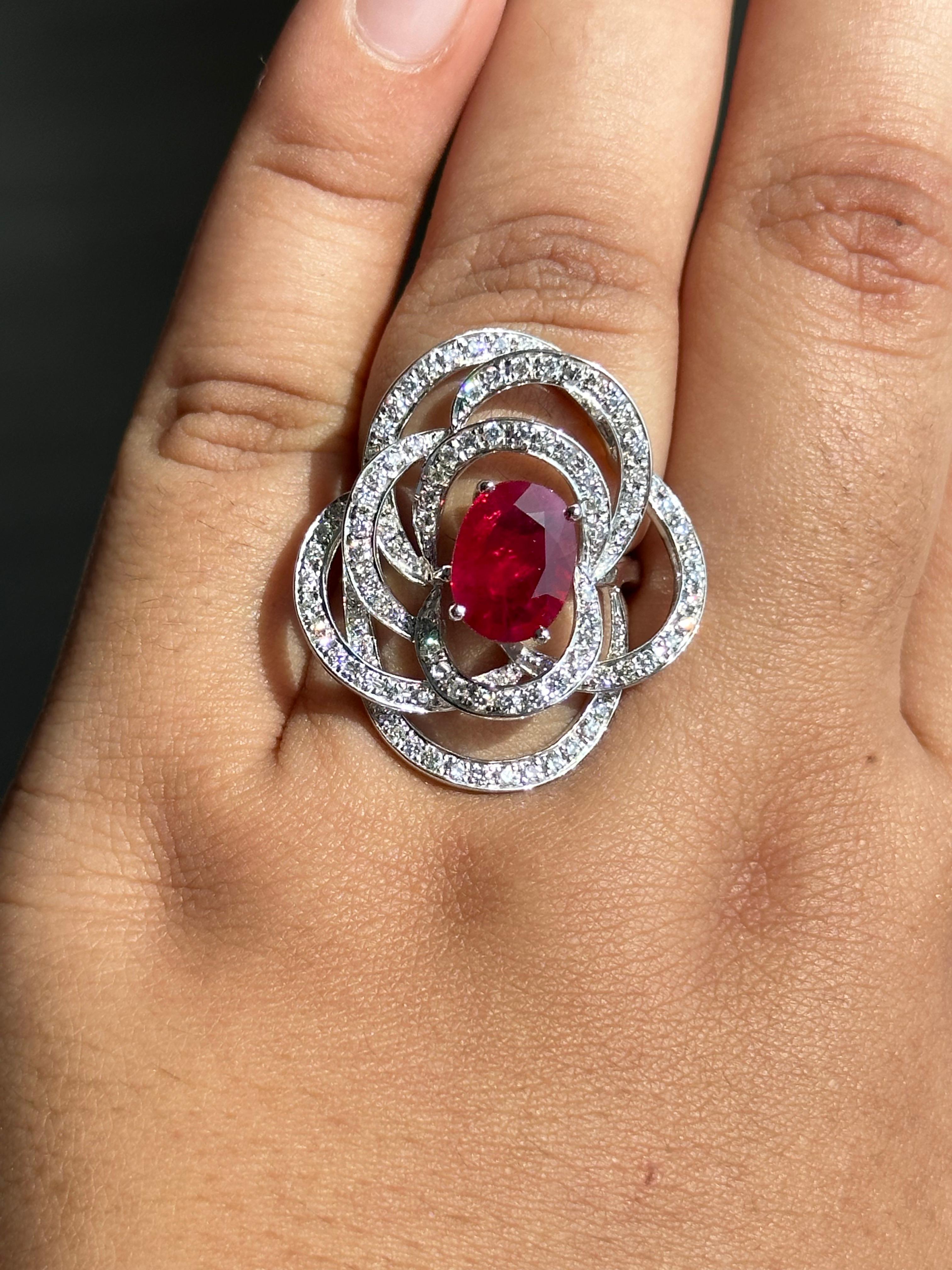 Taille ovale Bague de 2,53 carats avec rubis et diamants en vente