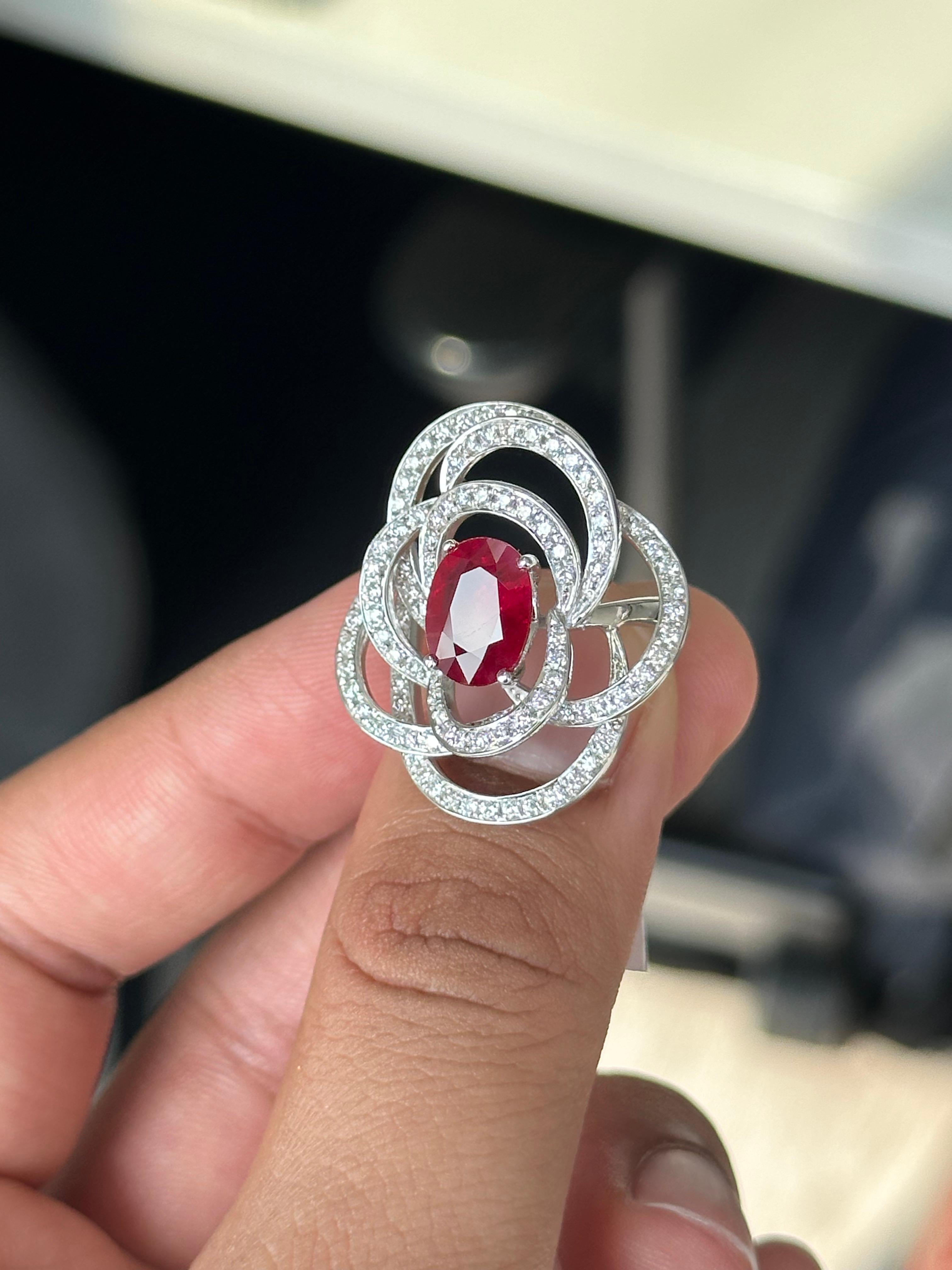 Bague de 2,53 carats avec rubis et diamants Excellent état - En vente à Bangkok, TH