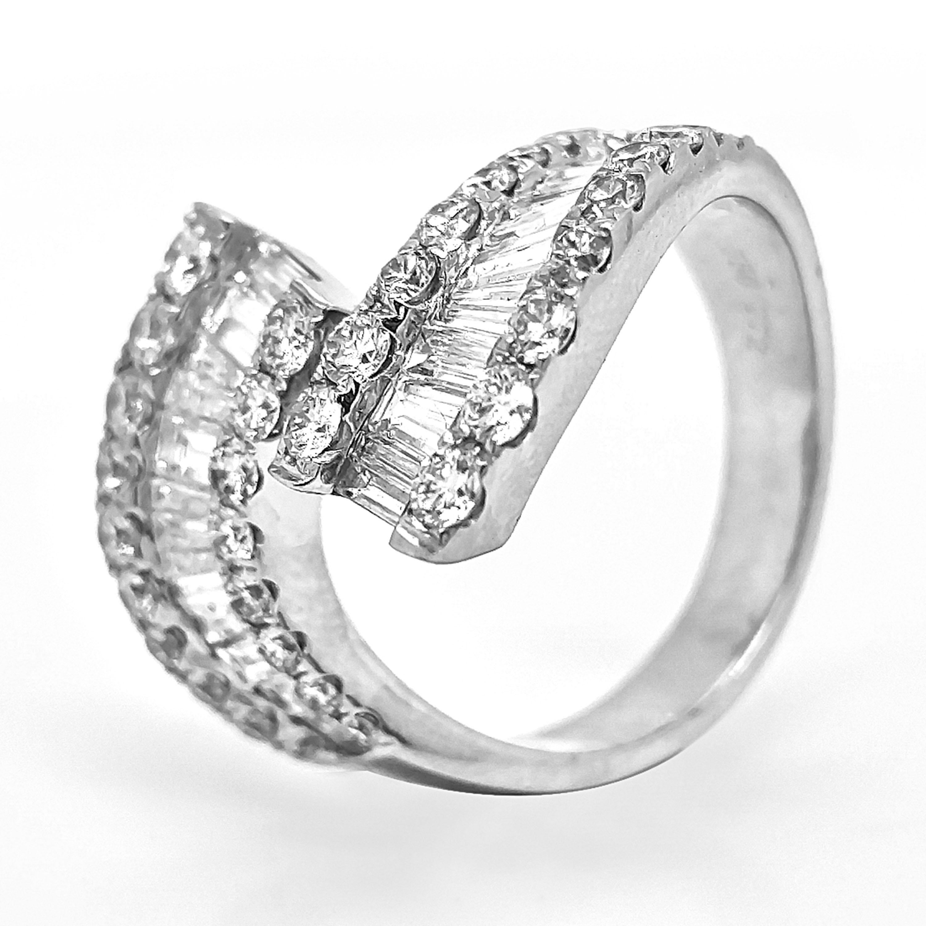 34 diamanti tondi bianchi: 1,07 Carati
24 Diamanti Baguette: 1,46 Carati
Metallo: Oro bianco 18 carati, 7,50 grammi
