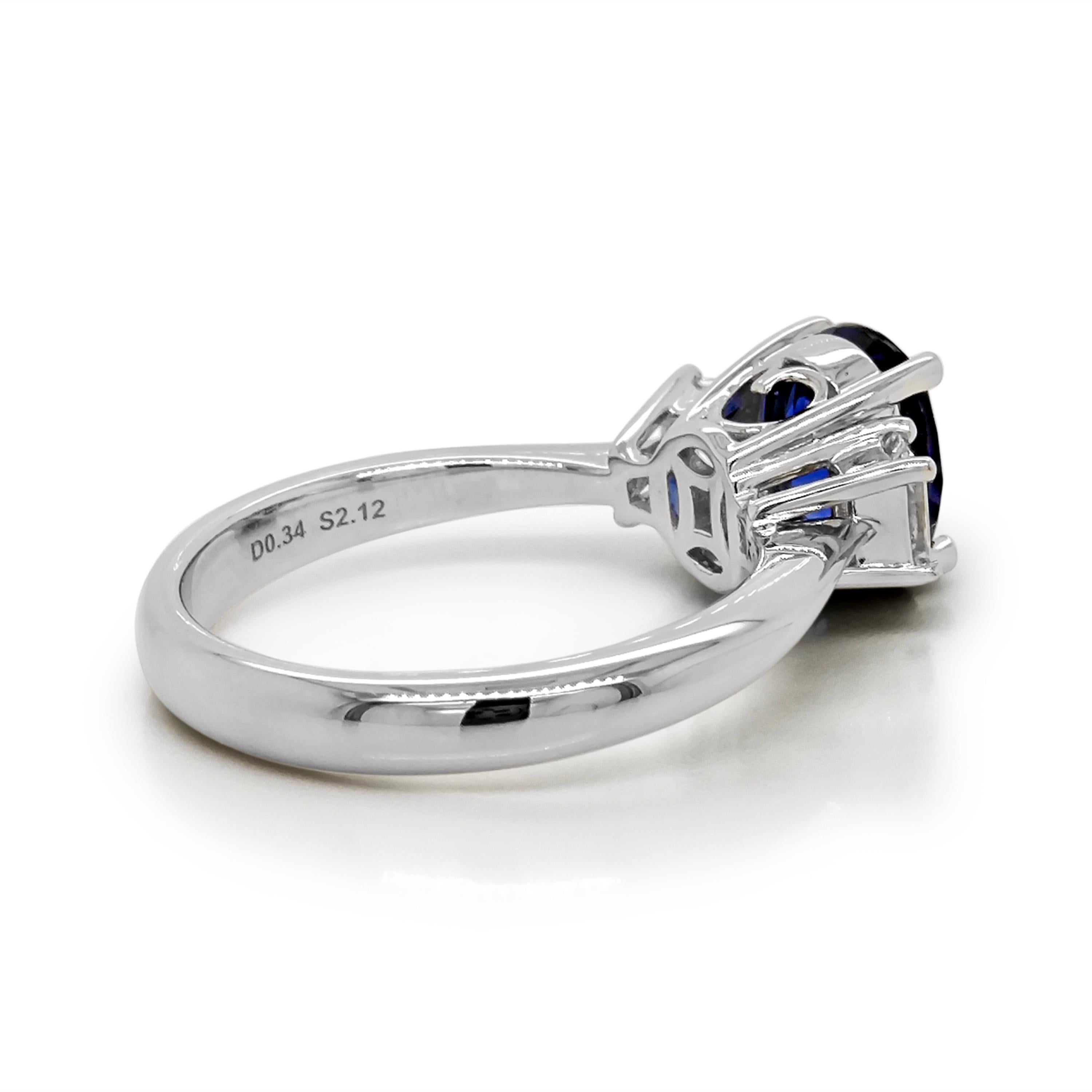 1 Zaffiro: 2,22 Carati
2 diamanti bianchi: 0,31 Carati
Metallo: Oro bianco 18 carati, 4,80 grammi