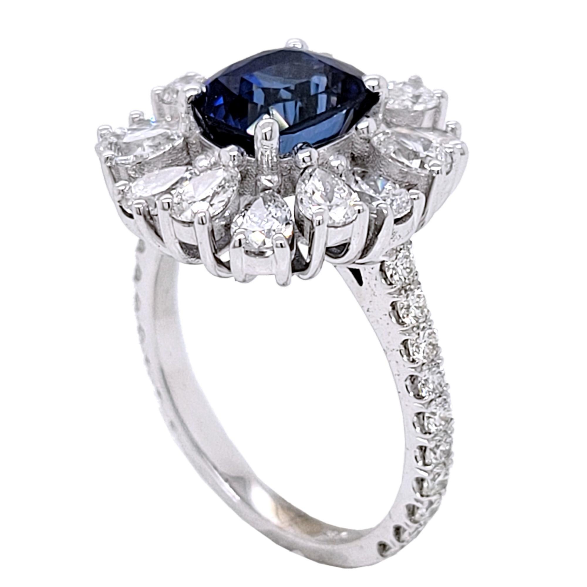 A  Saphir en forme de coussin de 2,53 ct de belle couleur serti dans un magnifique or 18k.  Bague de fiançailles sertie d'un halo de diamants en forme de poire. Poids total des diamants de 1.86 ct. sur le côté. 

Pierre centrale : 2.53 ct de saphir
