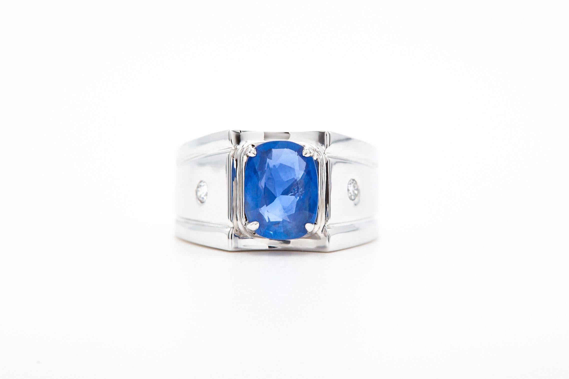 18K WHITE GOLD
2 ROUND DIAMONDS  | 0.06 CARATS 
1 BURMA NO HEAT SAPPHIRE | 2.53 CARATS 

Introducing the Sapphire Men's Ring, a cool and sophisticated piece crafted from 18K white gold. Featuring a stunning 2.53-carat Burma No Heat Sapphire, this