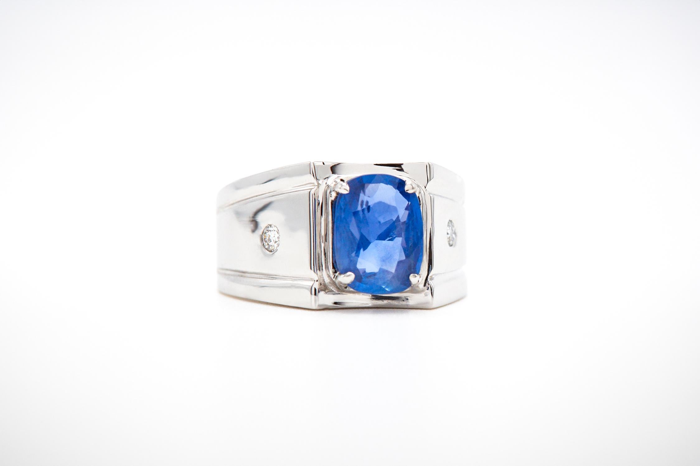 Contemporary 2.53 ct Sapphire Ring For Sale