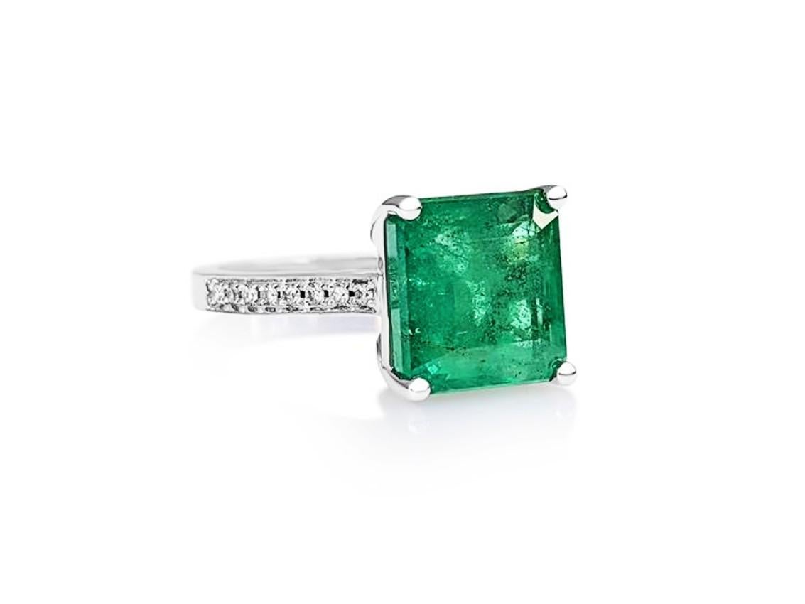 Material: 18k solid white gold
Ring is available in size 57/O/7.5 but can be resized. Resizing is complementary, please contact us to inform us on the right size.

Main Stone Type: Natural Emerald, octogon cut
Weight: 2.56 ct
Color: green,