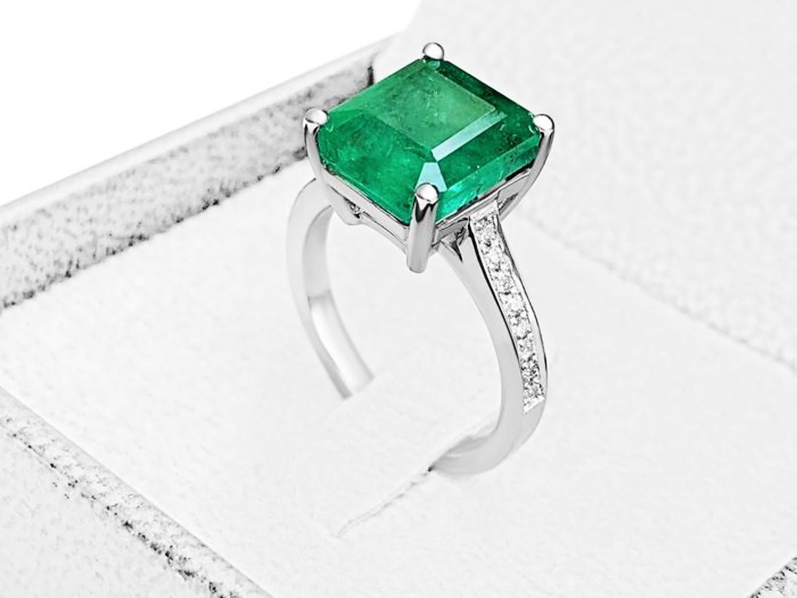 Contemporary 2.53 Cts Natural Emerald and 0.20 Ct Diamonds - 18 Kt. White Gold - Ring For Sale