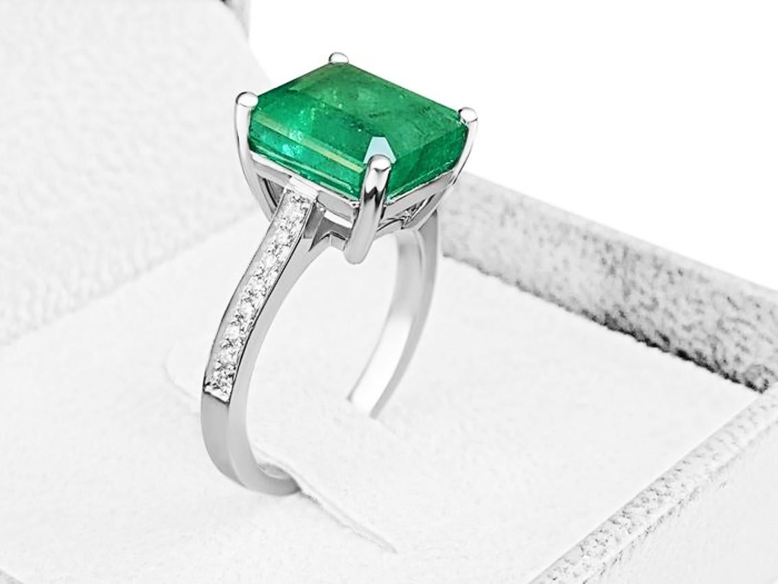 2.53 Cts Natural Emerald and 0.20 Ct Diamonds - 18 Kt. White Gold - Ring In New Condition For Sale In București, B