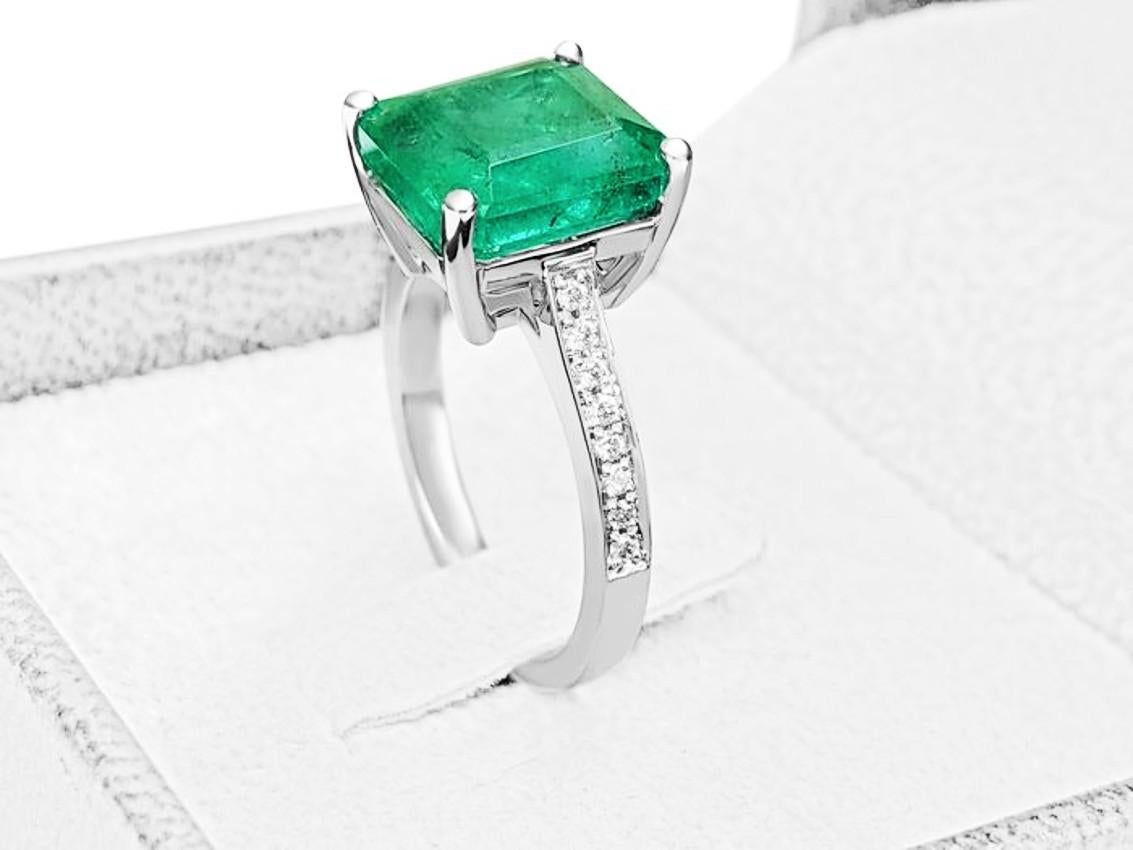 Women's or Men's 2.53 Cts Natural Emerald and 0.20 Ct Diamonds - 18 Kt. White Gold - Ring For Sale