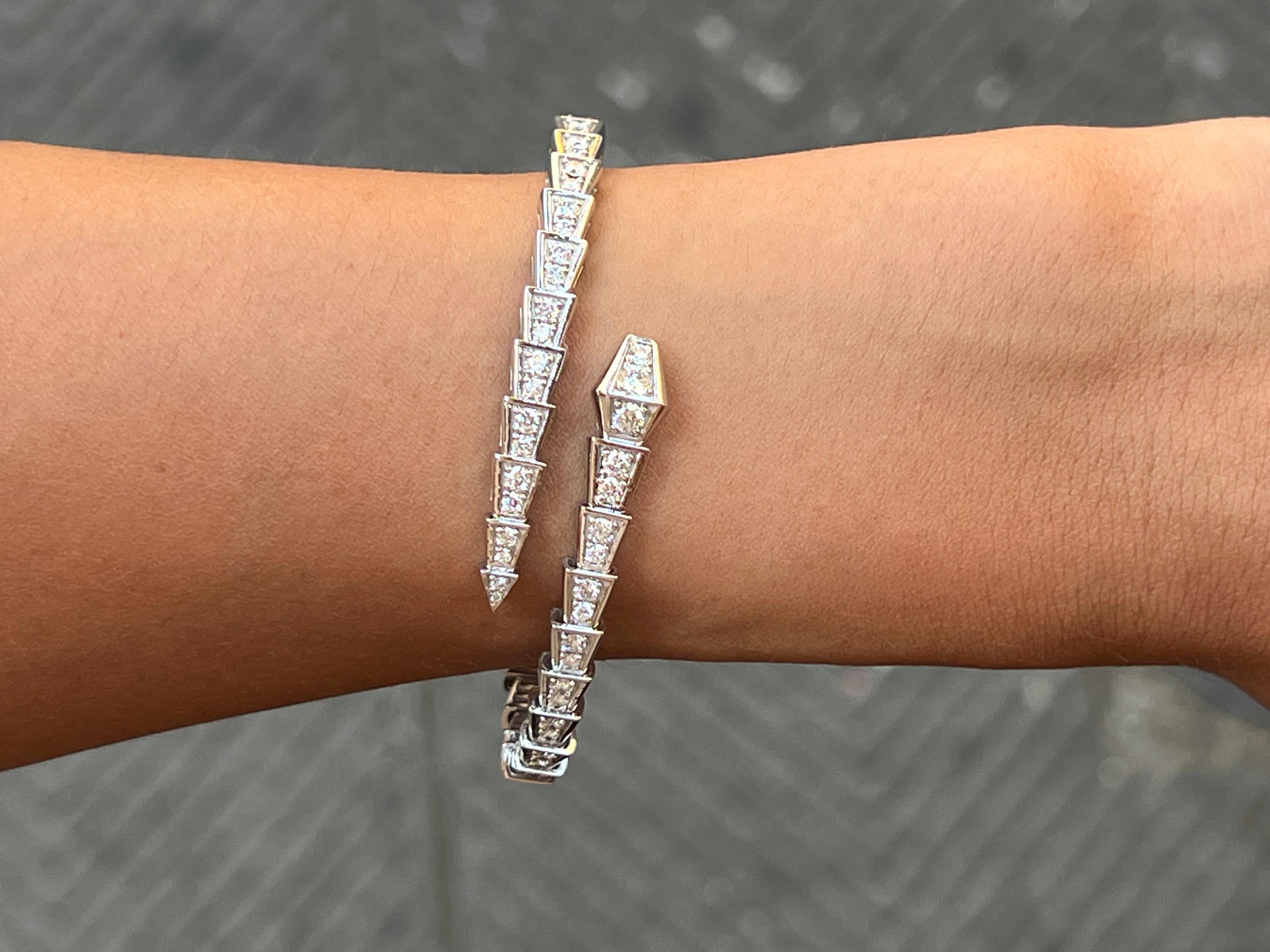 Bracelet serpent vipère en or blanc 18k avec
2.530 carat en diamants F/VvS. neuf, échantillon de magasin vendu au détail 40500€.
Ce bracelet est redimensionnable. 