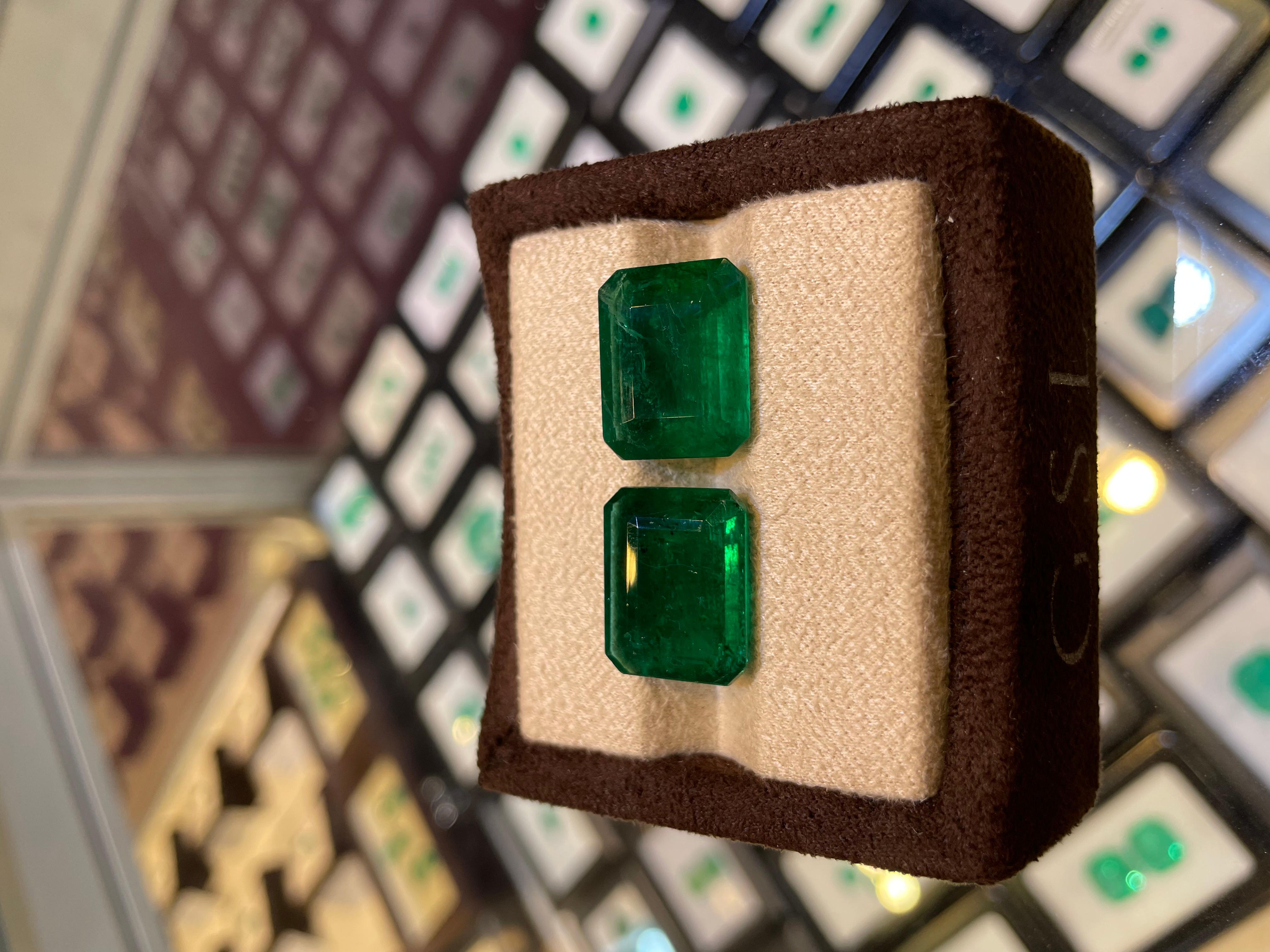 Cette paire d'émeraudes zambiennes à couper le souffle, d'un poids total de 25,35 carats, représente le summum de l'élégance naturelle et de la rareté des pierres précieuses. Taillée de manière experte dans la forme classique de l'octogone