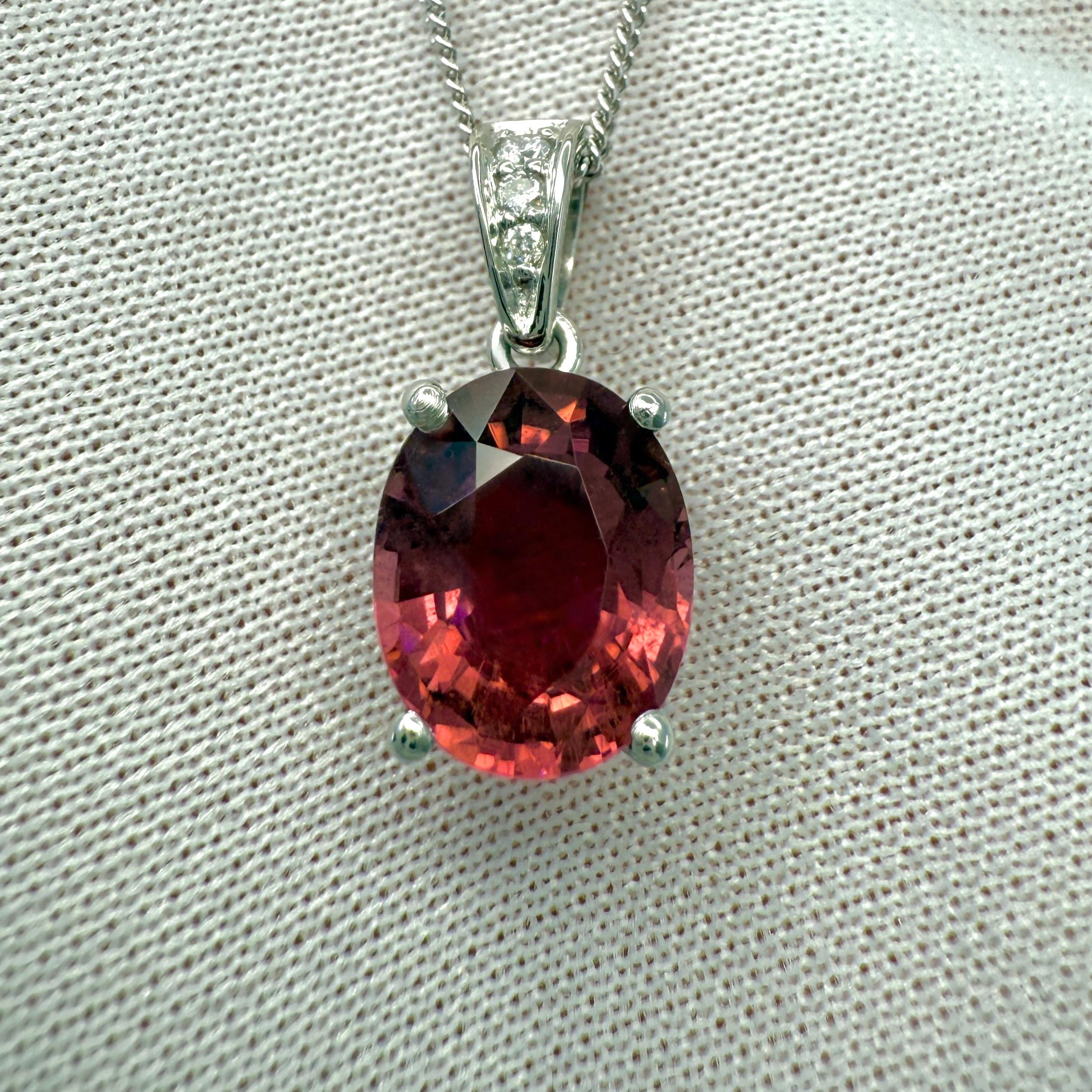 Collana con ciondolo in platino 950 con tormalina rosa intenso e diamante. 

Tormalina rubellite da 2,53 carati con un bellissimo colore rosa-viola intenso, ottima purezza con solo alcune piccole inclusioni naturali e un eccellente taglio