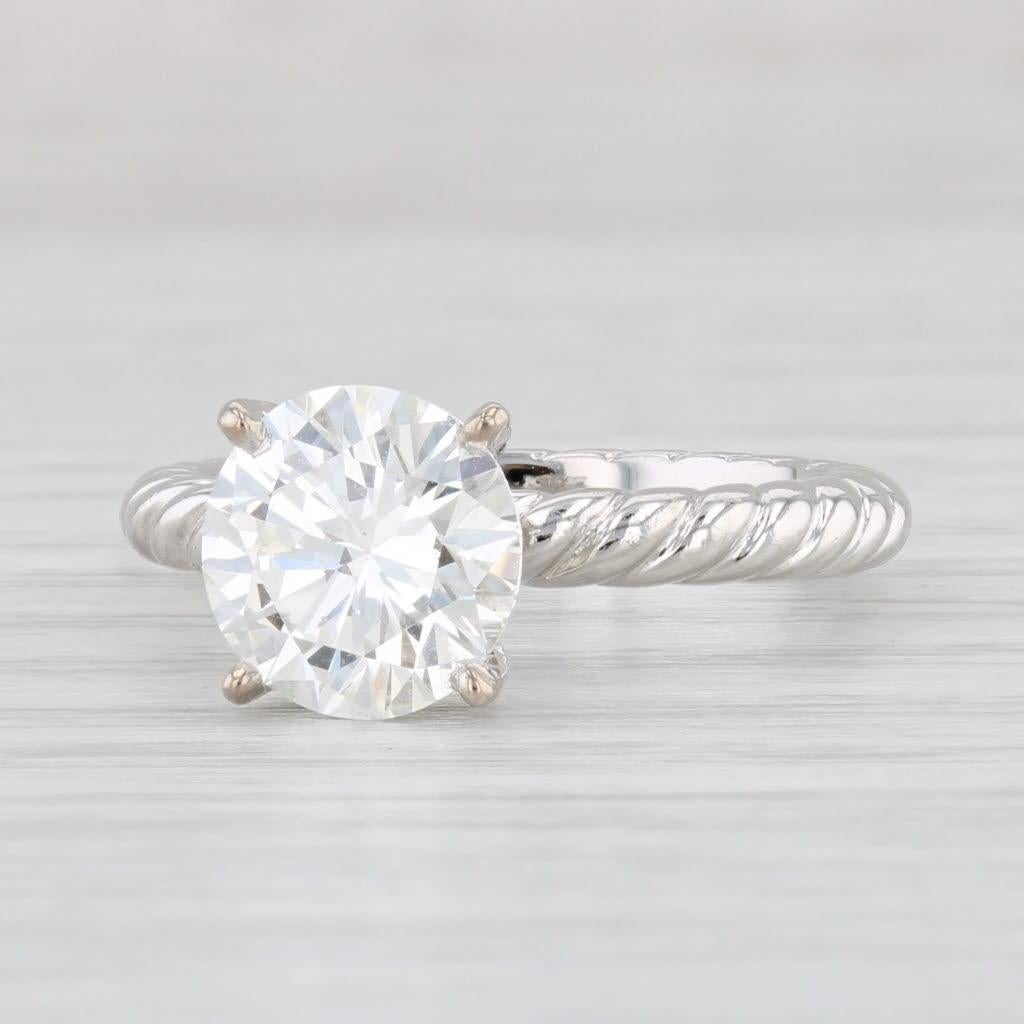 Dieser schöne David Yurman Diamant Solitär-Ring kommt mit seiner ursprünglichen David Yurman Box sowie GIA Papierkram.

Informationen zu Edelsteinen:
- Natürlicher Diamant -
Karat - 2.53ct 
Schliff - Rundbrillant
Farbe - I
Reinheit - SI1 
GIA -
