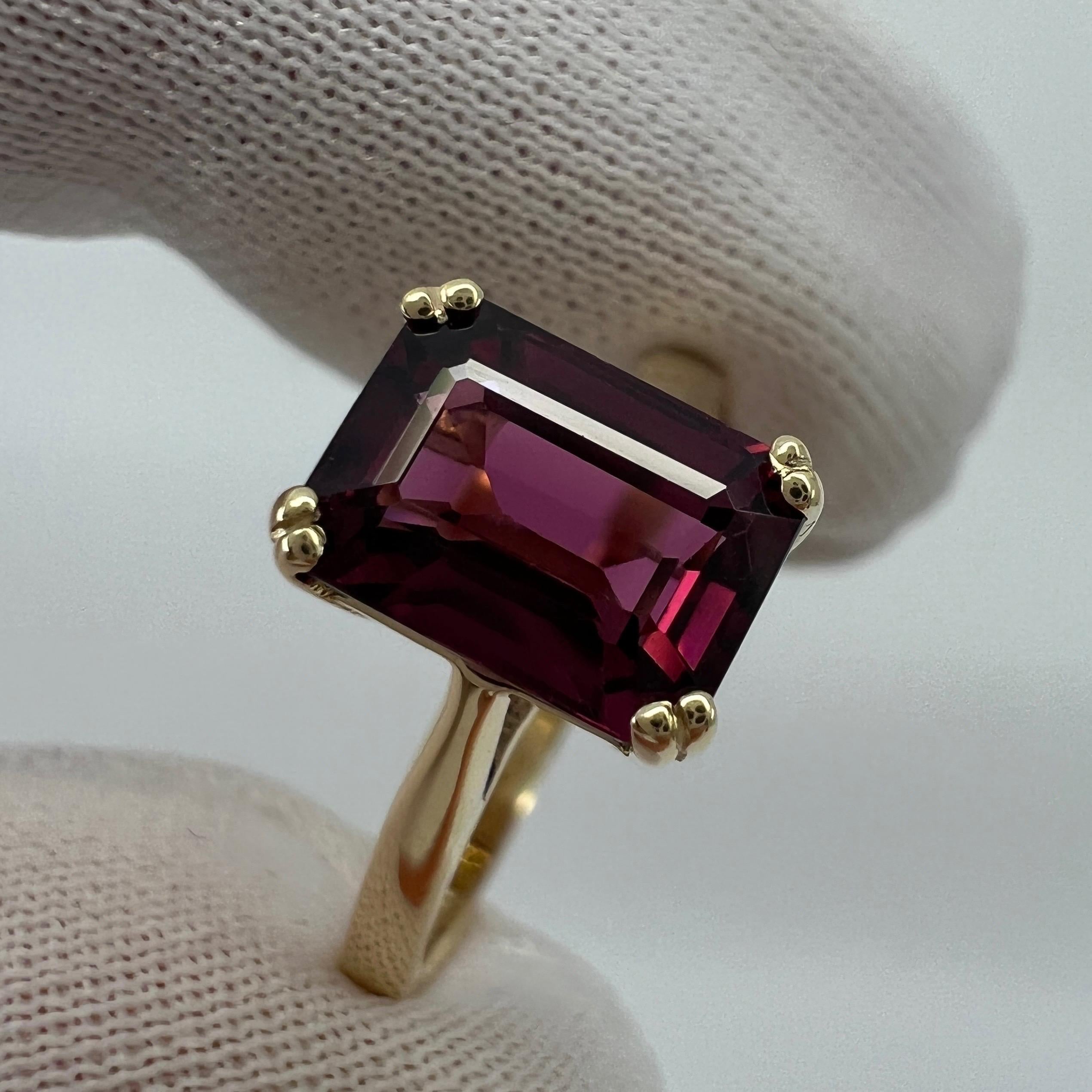 Vivid Pink Purple Rhodolite Garnet Emerald Octagonal Cut Yellow Gold Solitaire Ring.

2,53 Karat Granat mit einer atemberaubenden lebendigen rosa-violetten Farbe und sehr guter Reinheit, sehr sauberer Stein.

Außerdem hat er einen sehr guten