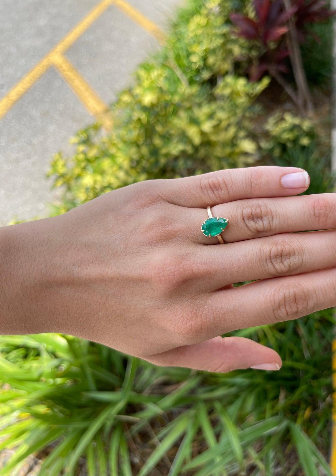 2,53 Karat 14 Karat kolumbianischer Smaragd im Birnenschliff Solitär Goldring (Moderne) im Angebot