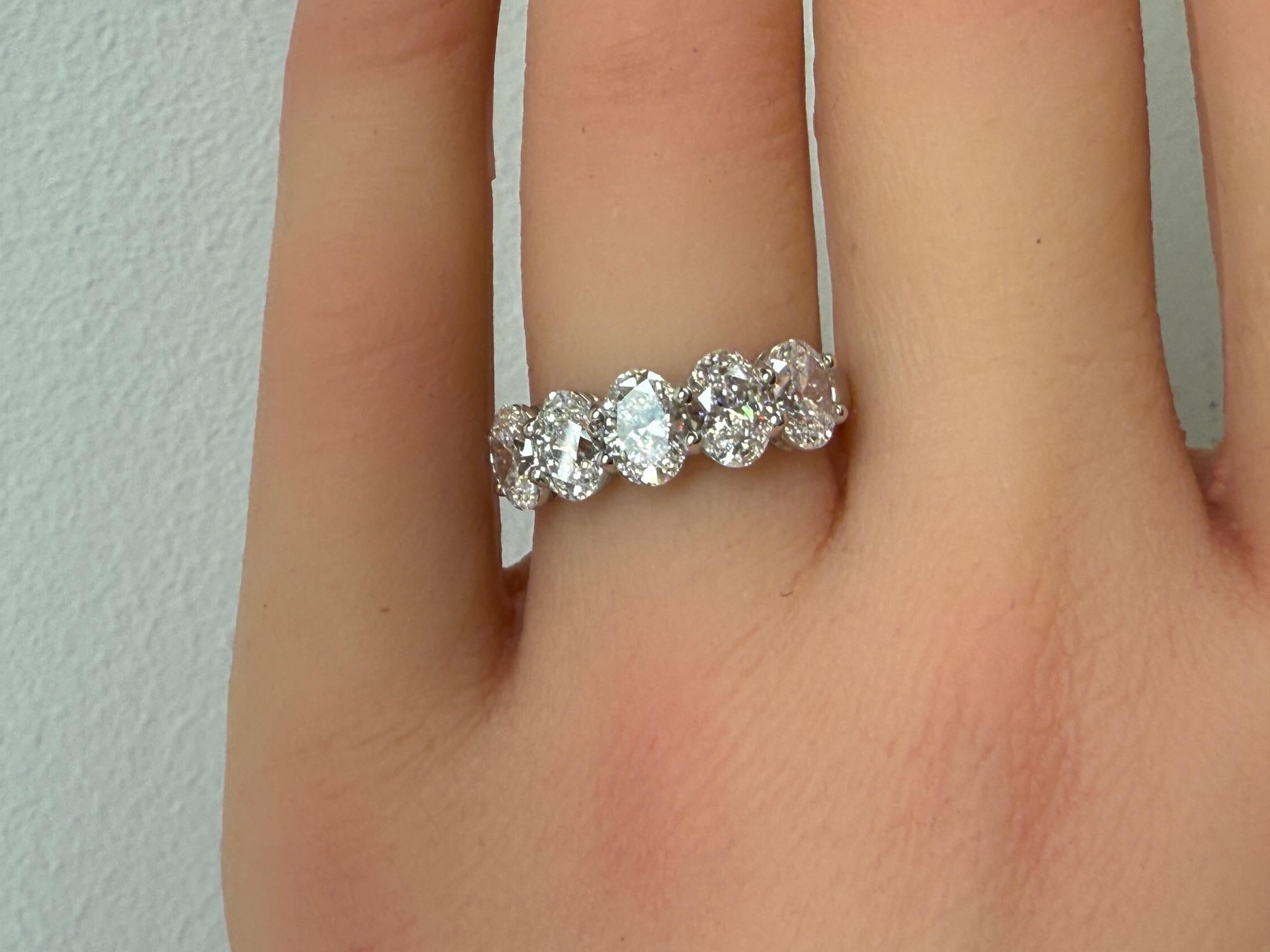 2,53CTW.  GIA-zertifiziertes Diamantband mit Ovalschliff in Platin im Angebot 8