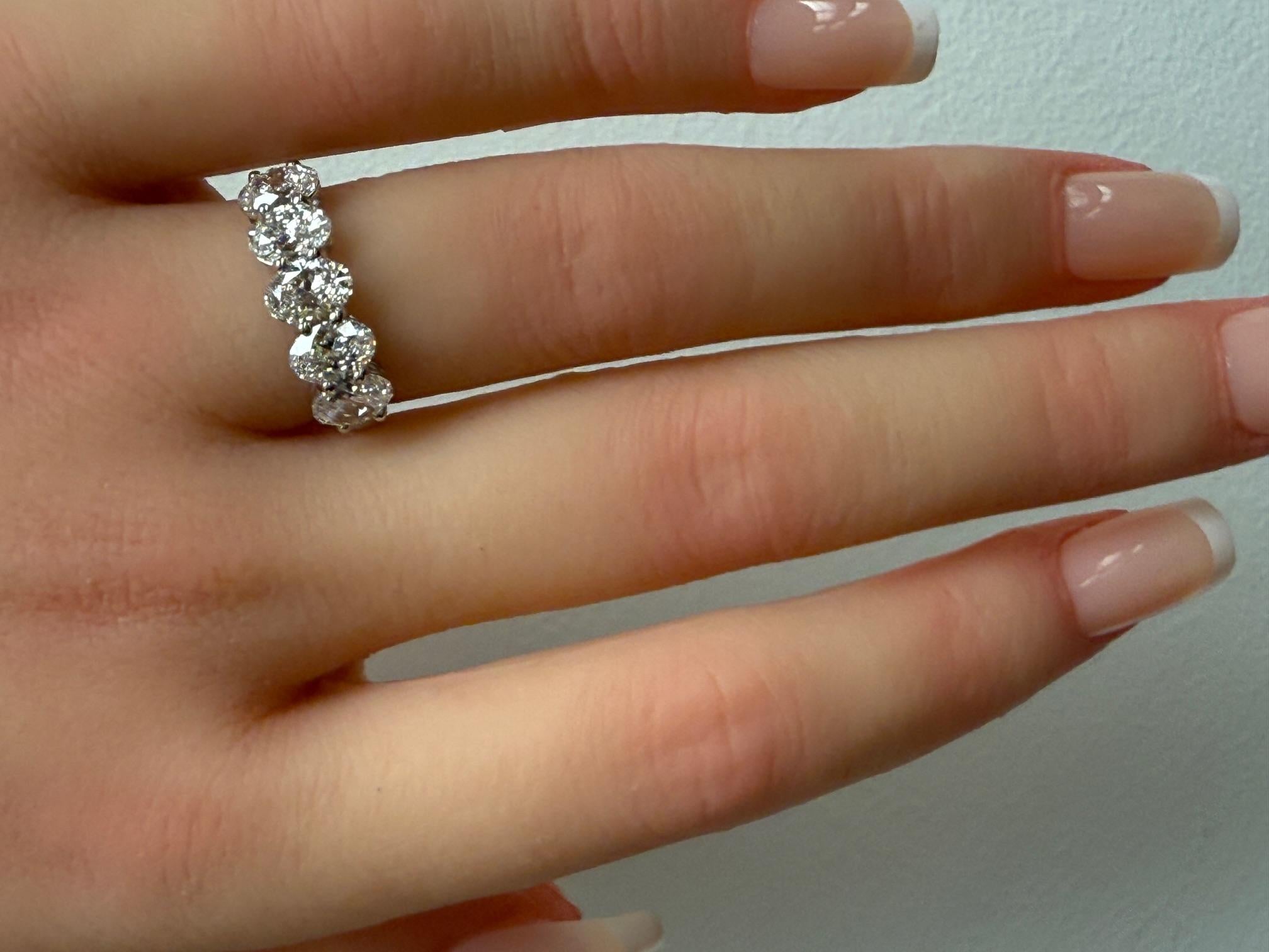 2,53CTW.  GIA-zertifiziertes Diamantband mit Ovalschliff in Platin im Angebot 9