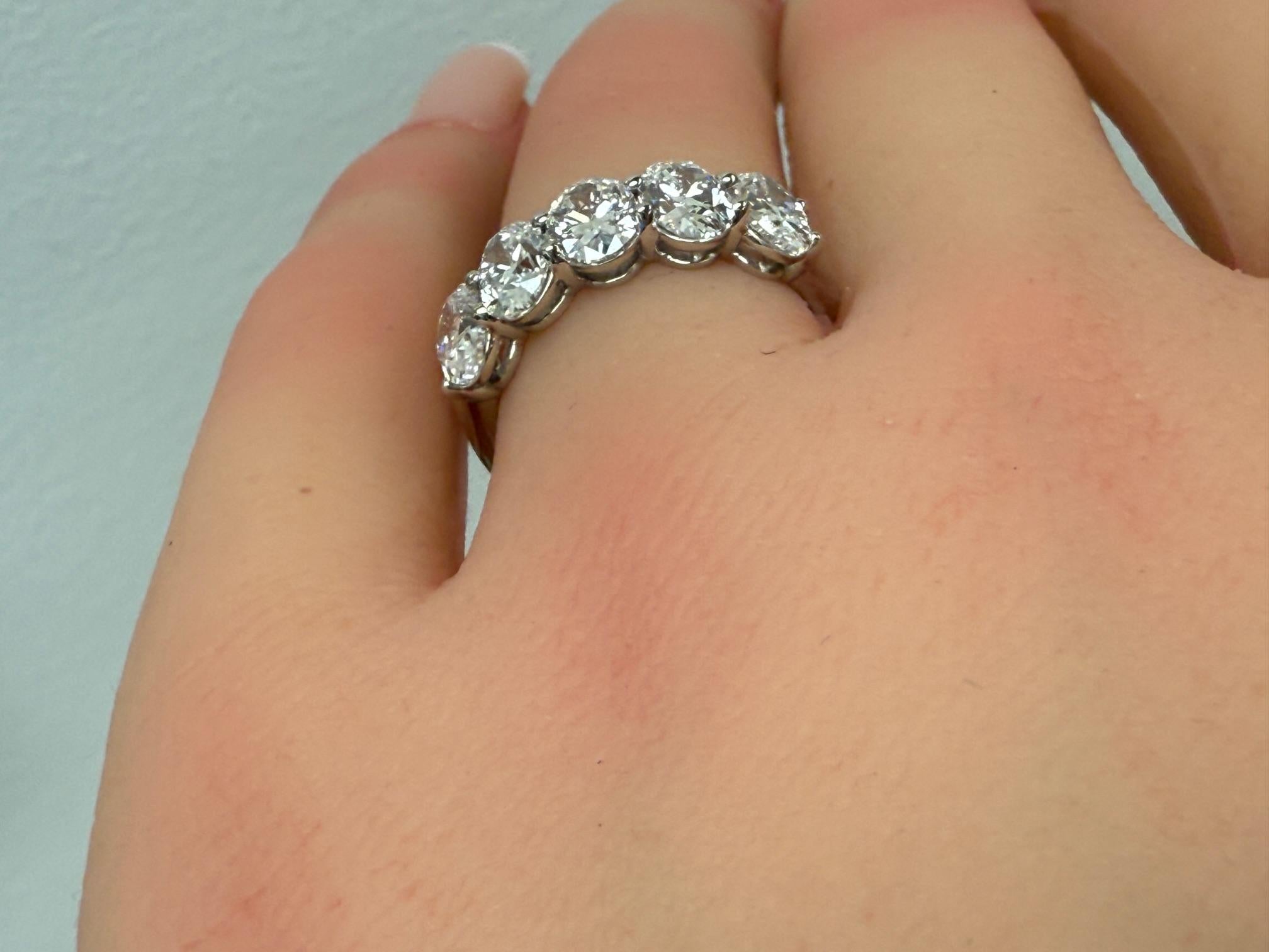 2,53CTW.  GIA-zertifiziertes Diamantband mit Ovalschliff in Platin im Angebot 5