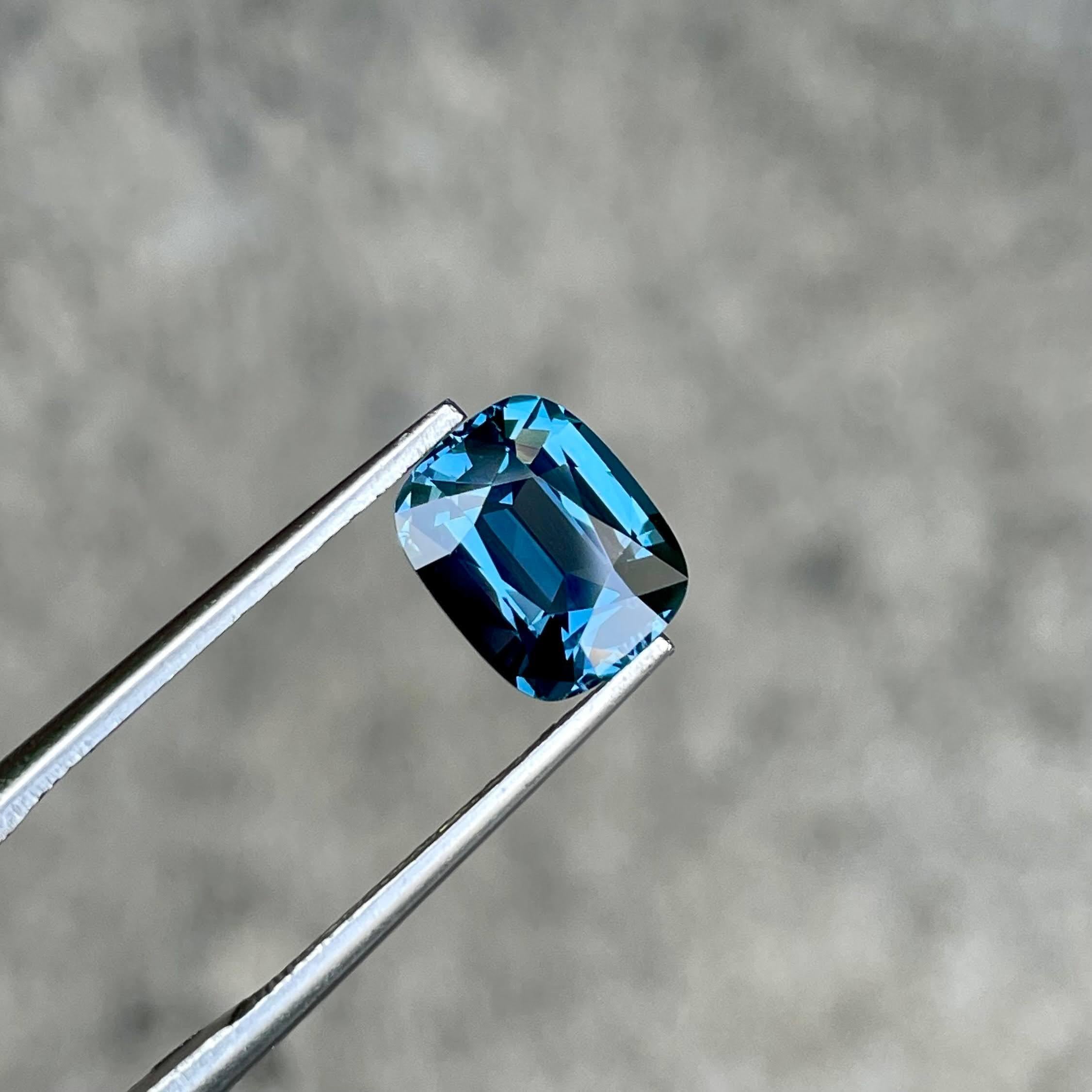 Taglio cuscino 2,54 Carati di Spinello Blu Sciolto Pietra Taglio Cuscino Gemma Naturale della Tanzania in vendita