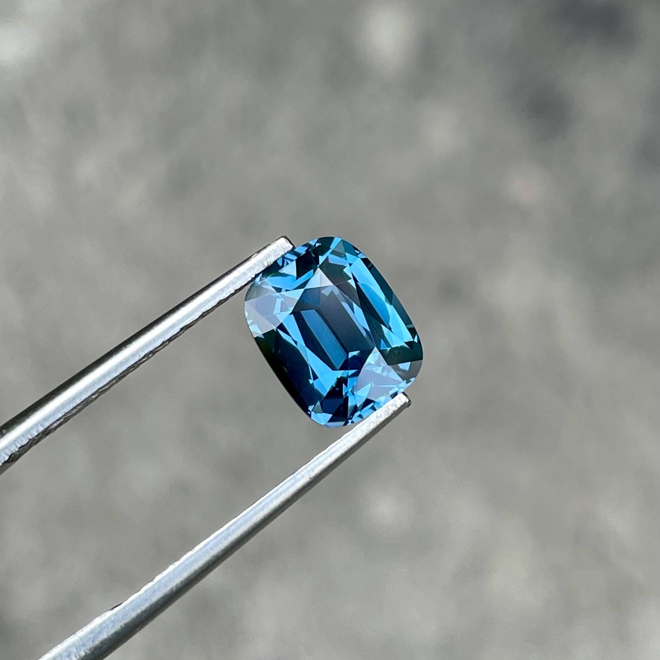 da uomo o donna 2,54 Carati di Spinello Blu Sciolto Pietra Taglio Cuscino Gemma Naturale della Tanzania in vendita