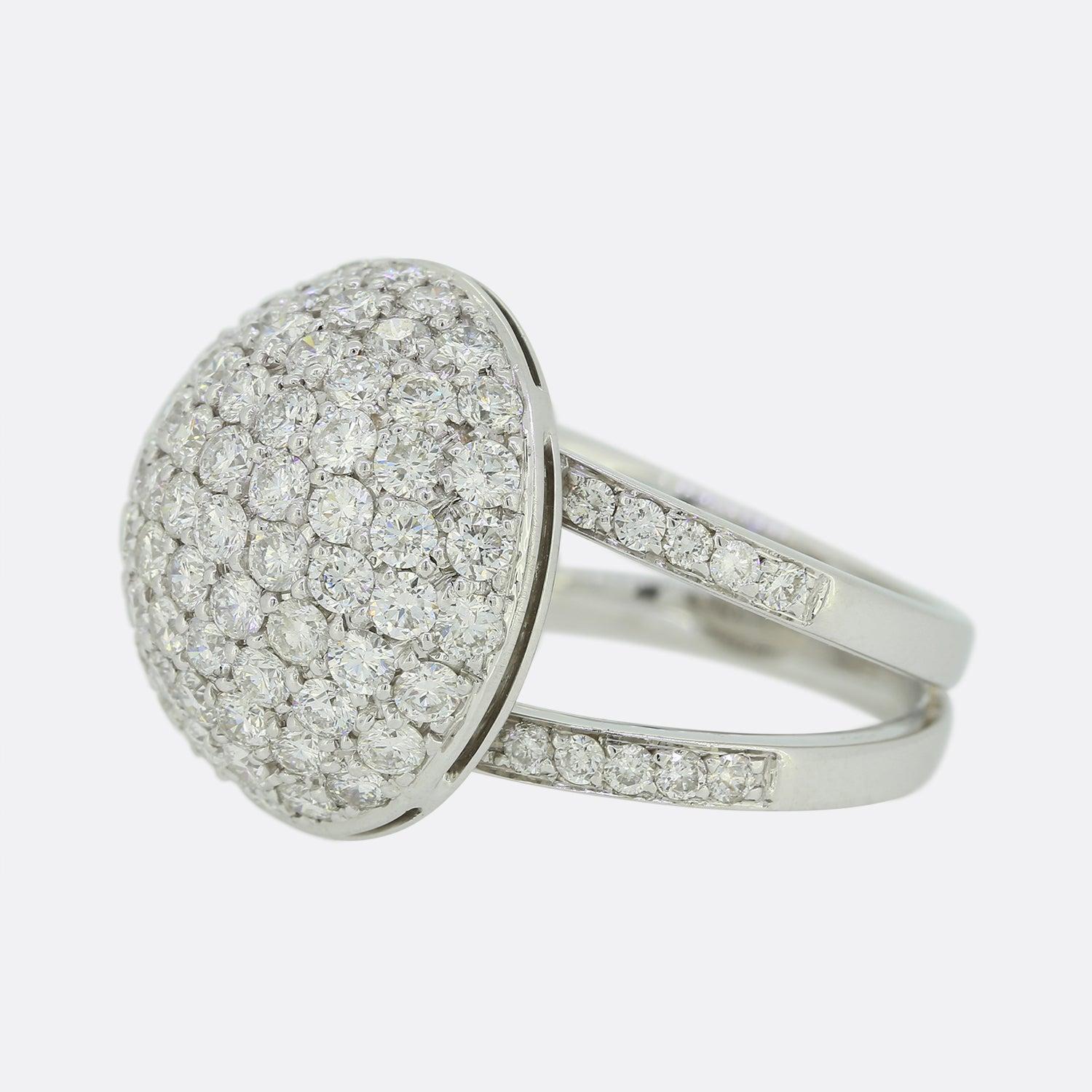 Hier haben wir einen wunderschönen, diamantbesetzten Bombenring aus 18 Karat Weißgold. Dieser aufsehenerregende Ring besteht aus 2,54 Karat perfekt aufeinander abgestimmten runden Diamanten im Brillantschliff und ist außergewöhnlich
