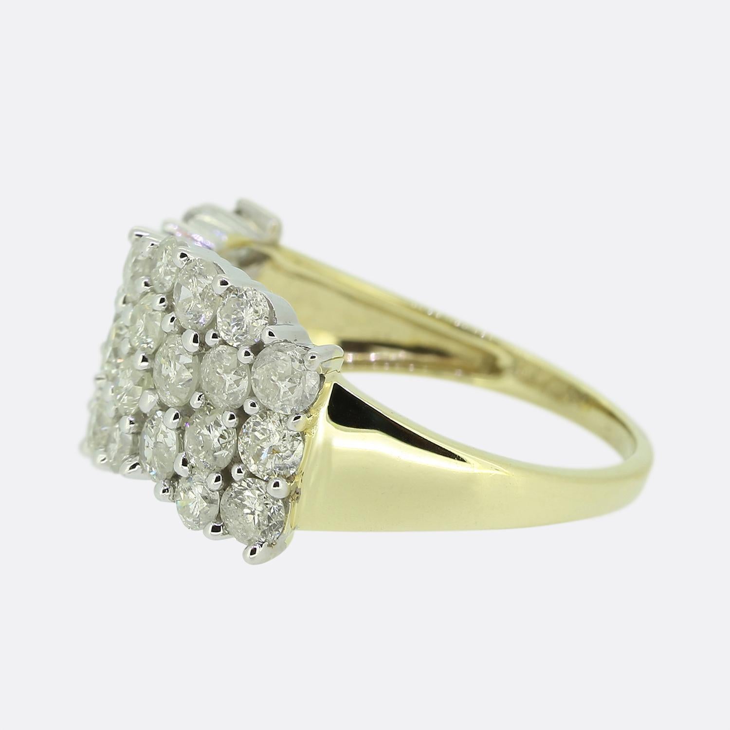 Hier haben wir einen entzückenden Diamant-Cluster-Ring. Dieses schillernde Stück zeigt drei Reihen runder Diamanten im Brillantschliff in einer geschwungenen, wellenförmigen Formation. Jeder Stein wurde einzeln in Weißgold gefasst, um seine Brillanz