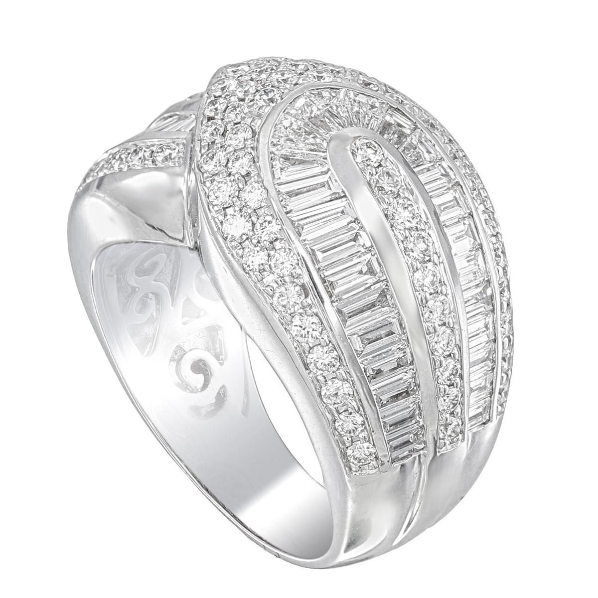Ein neuer diamantener Ehering. 1.02 Karat runde Diamanten und 1,52 Karat Diamanten in der Mitte dieses Rings. Dieser Ring zeichnet sich durch einen kühnen und modernen Stil aus, der ihn hervorhebt. Das Gesamtgewicht dieses Rings beträgt 14,74