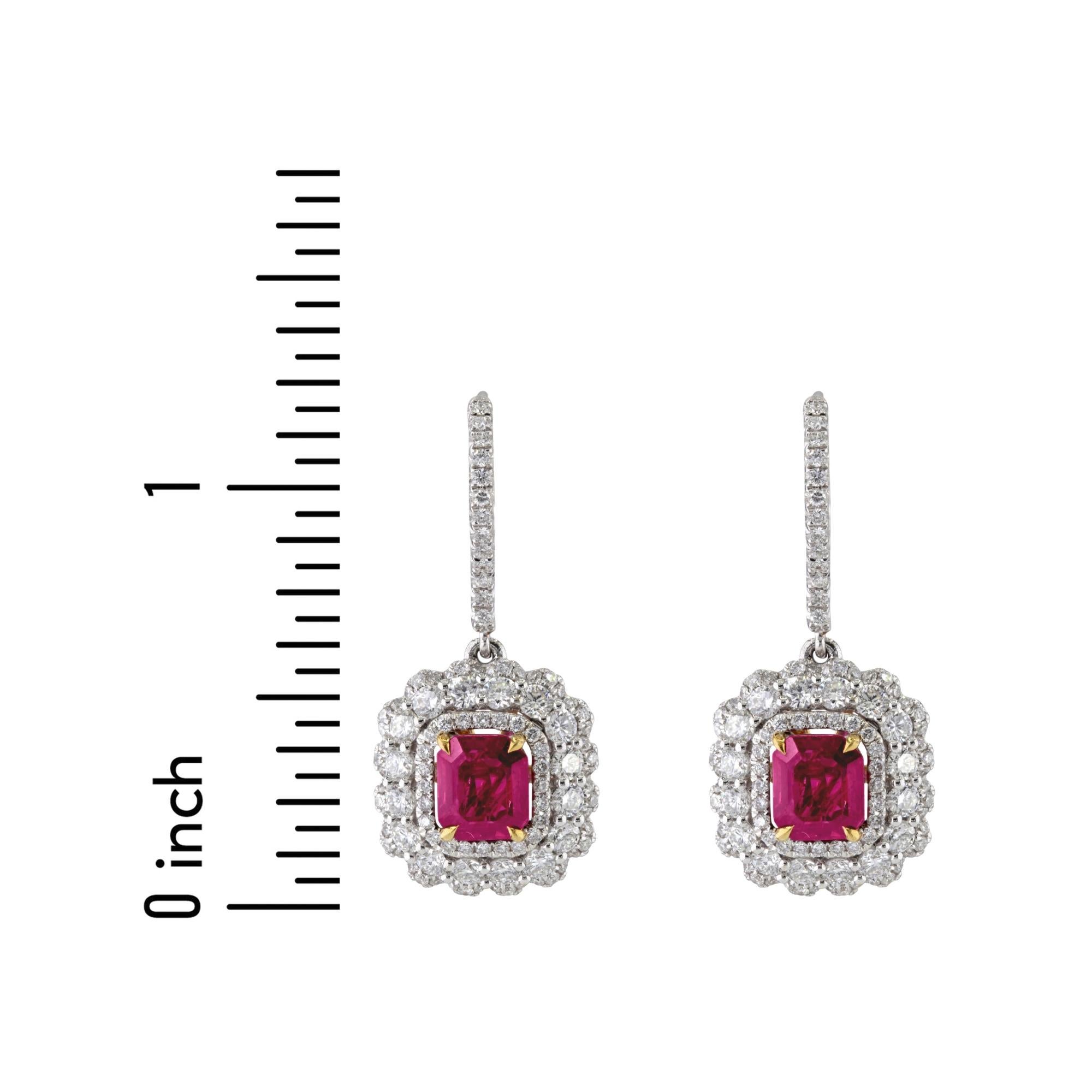 Boucles d'oreilles pendantes halo en rubis fin taille émeraude de 2,54 carats et diamants de 2,00 carats ref753 Pour femmes en vente