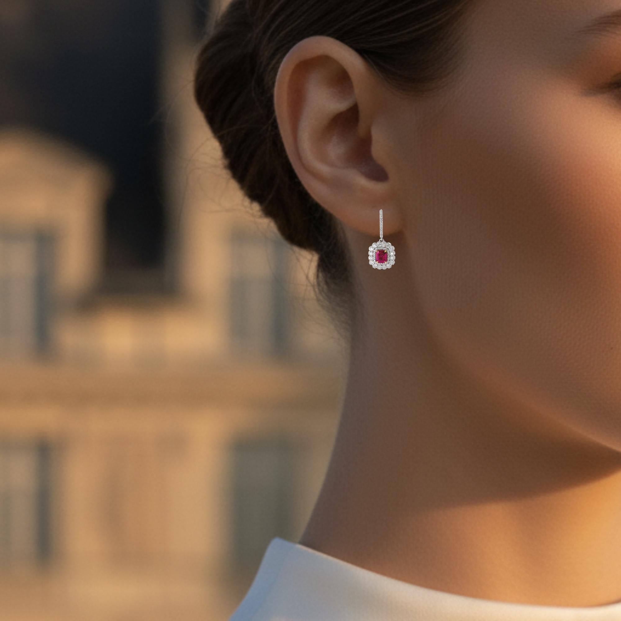Boucles d'oreilles pendantes halo en rubis fin taille émeraude de 2,54 carats et diamants de 2,00 carats ref753 en vente 3